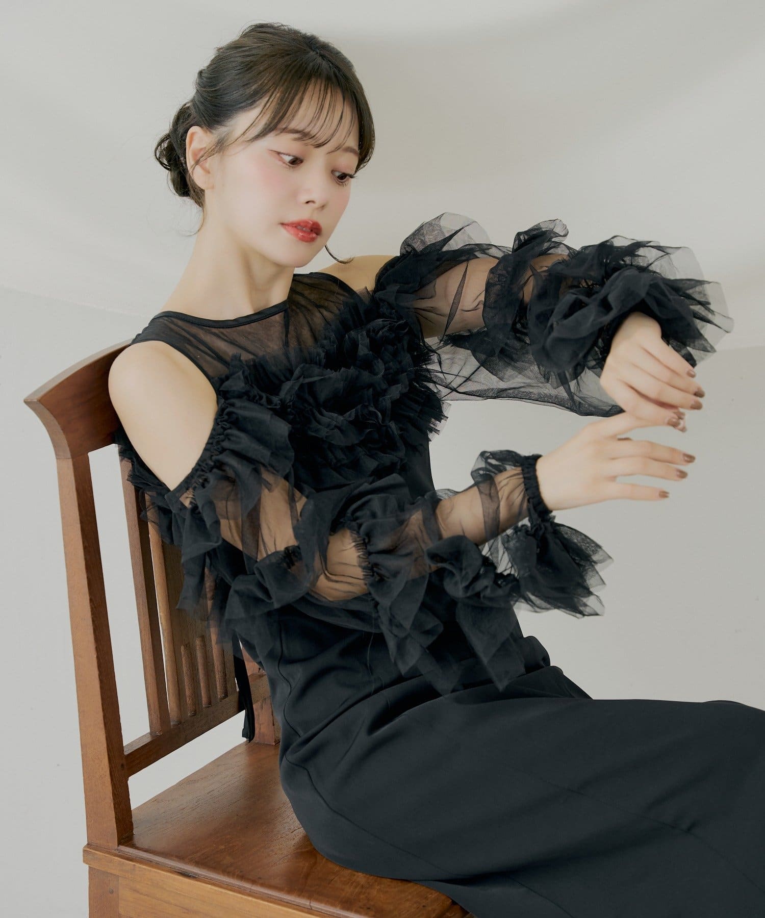 Chico(チコ) 【10/23(木)0時販売】フリルデザインタイトロングワンピース【SALON by Chico】