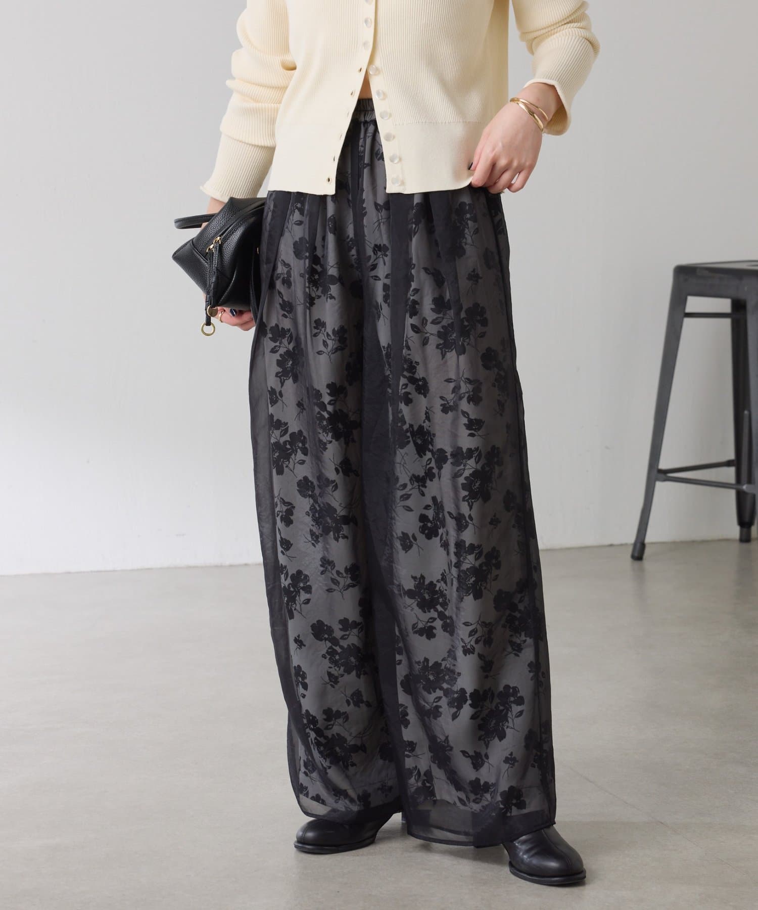 COLLAGE GALLARDAGALANTE(コラージュ ガリャルダガランテ) 【シアーで体型カバー◎】シアーレイヤードフラワー柄パンツ