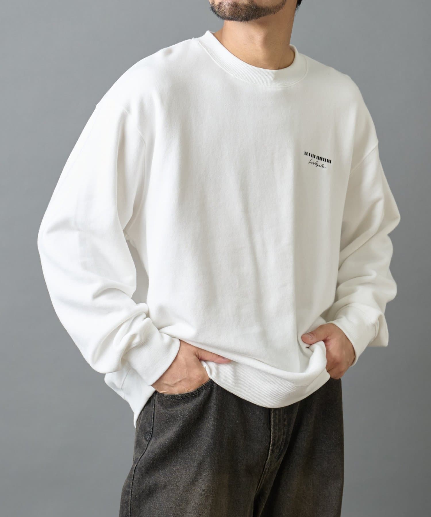 COLONY 2139(コロニー トゥーワンスリーナイン) バーコード刺繍スウェットクルーネック