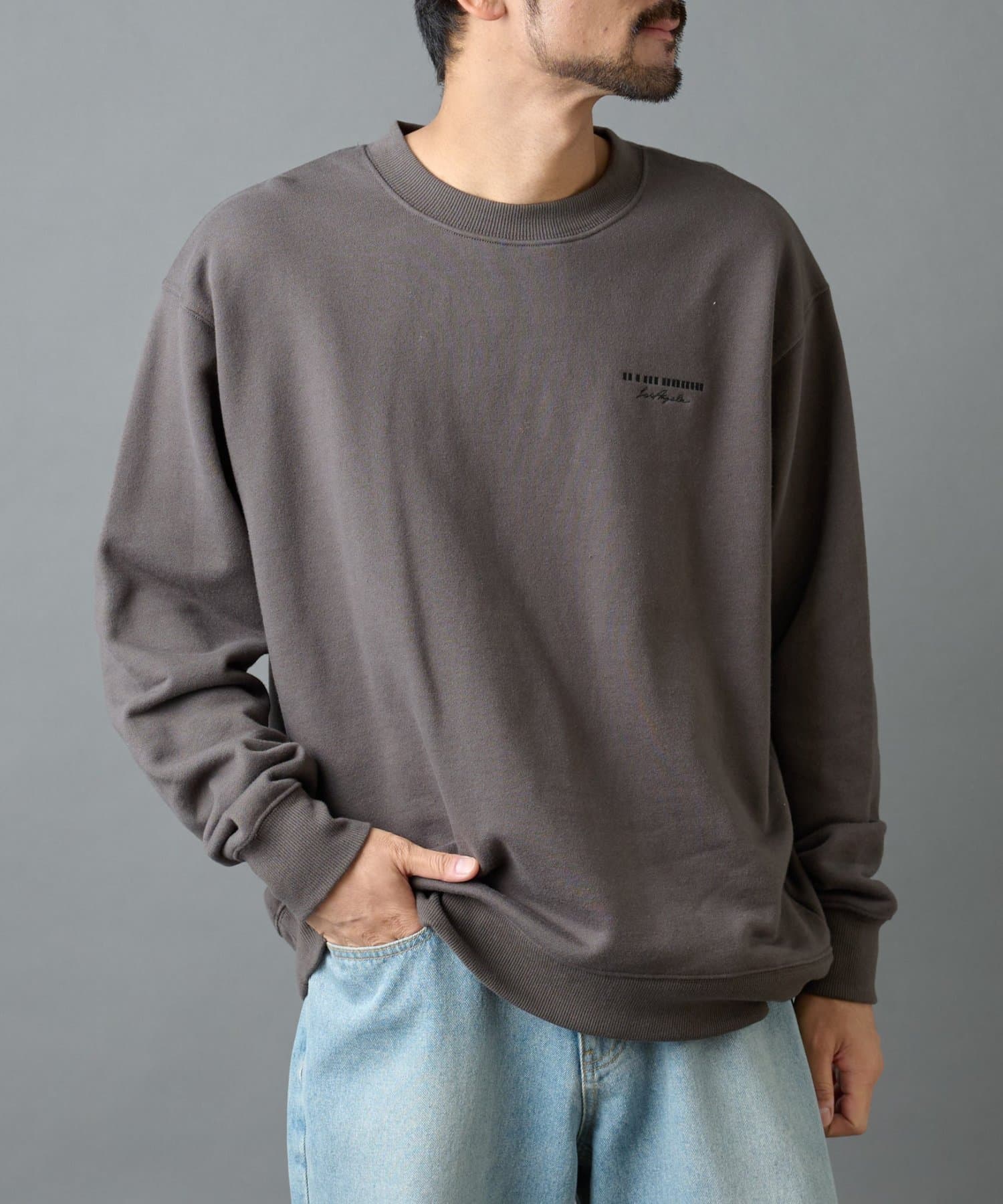 COLONY 2139(コロニー トゥーワンスリーナイン) バーコード刺繍スウェットクルーネック