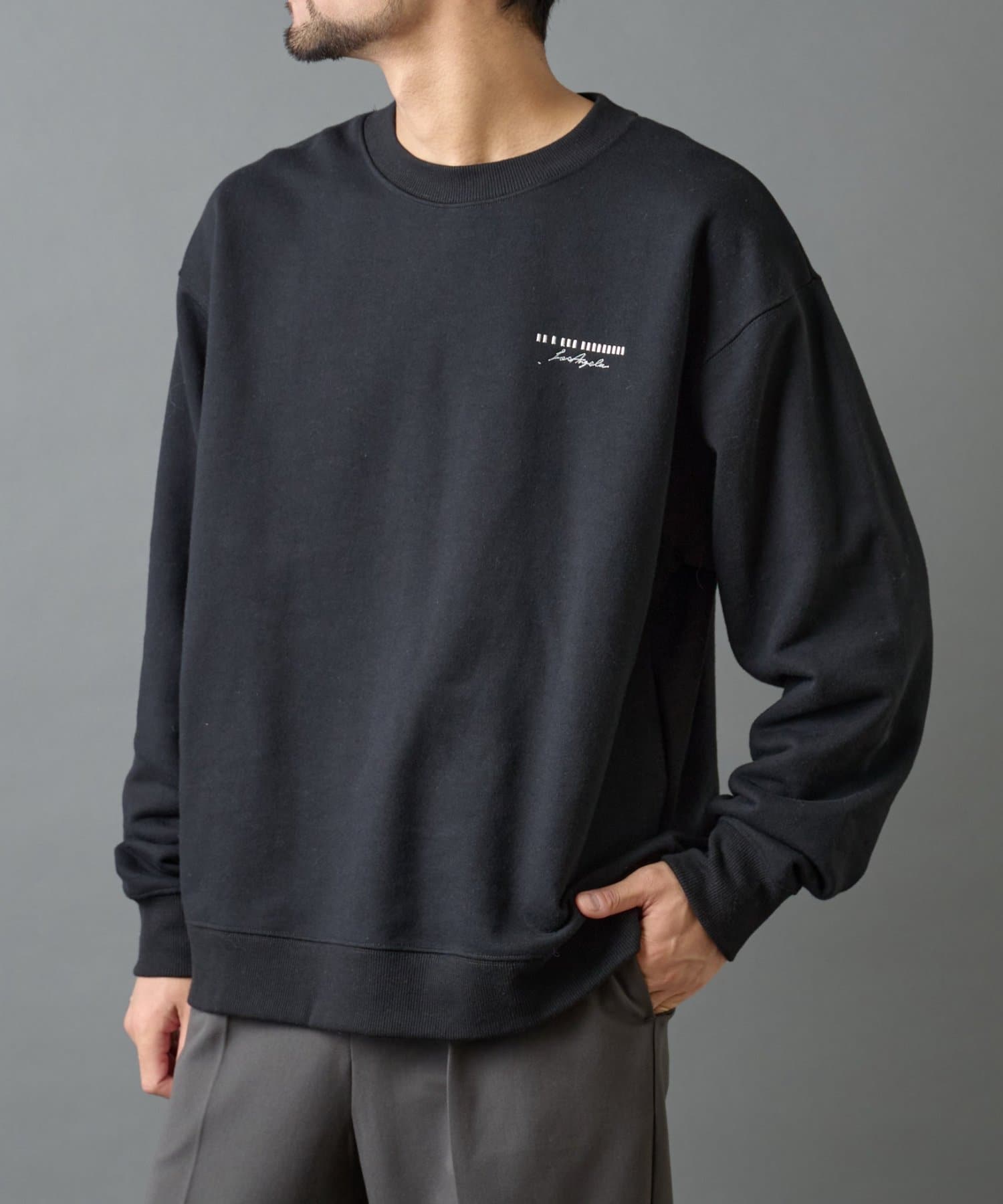 COLONY 2139(コロニー トゥーワンスリーナイン) バーコード刺繍スウェットクルーネック