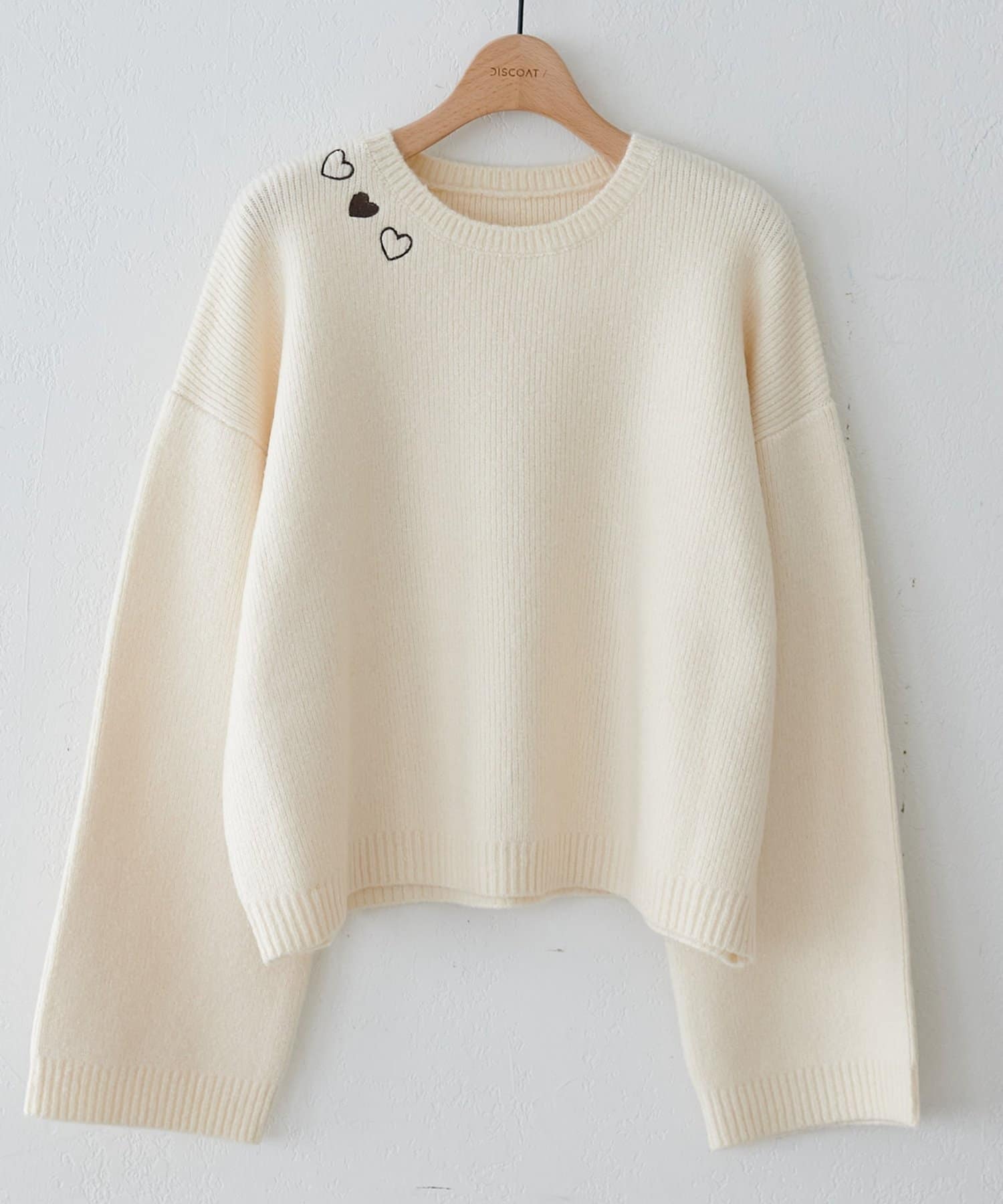 DISCOAT(ディスコート) 【WEB限定】首元ハート刺繍ニット