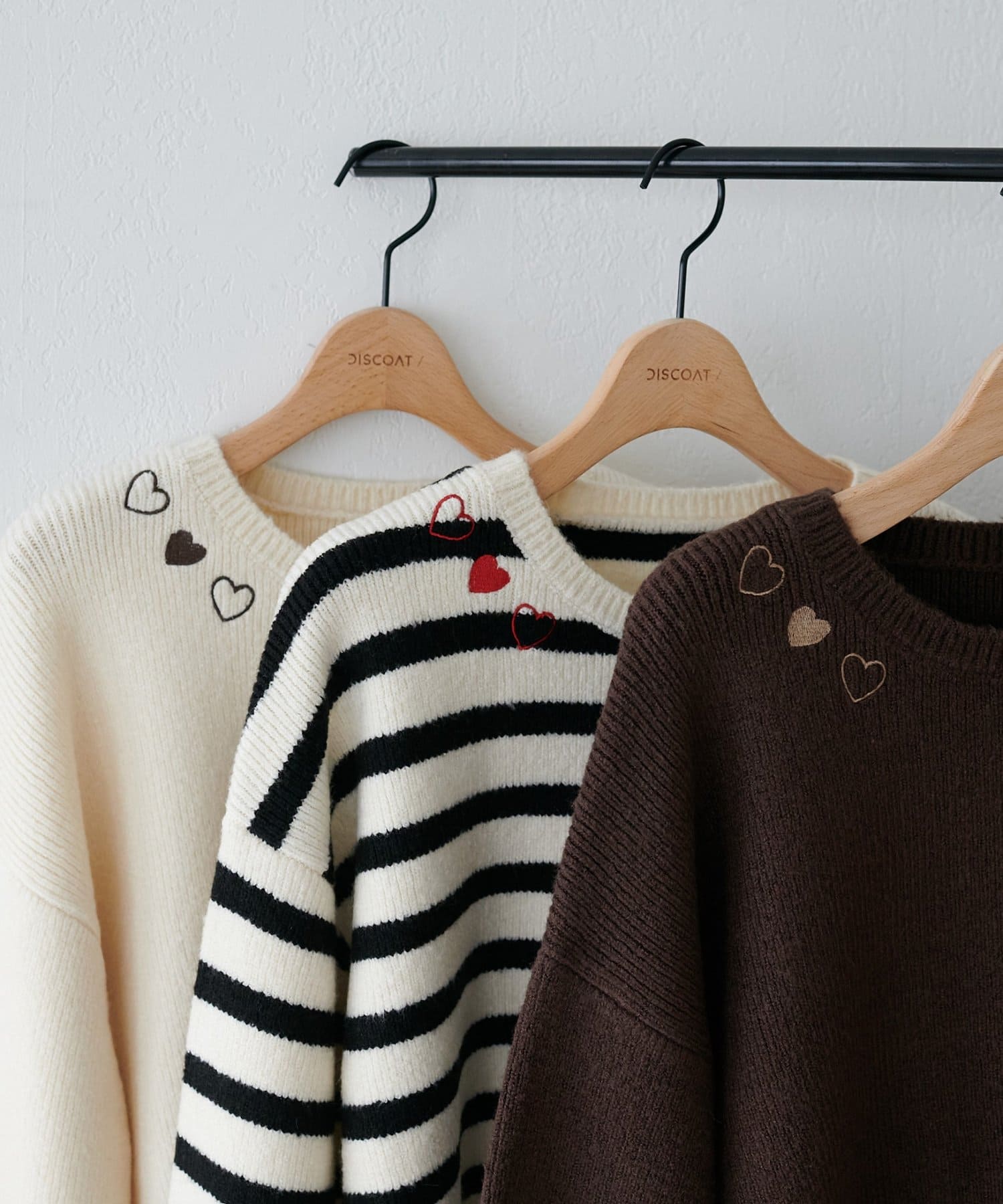 DISCOAT(ディスコート) 【WEB限定】首元ハート刺繍ニット