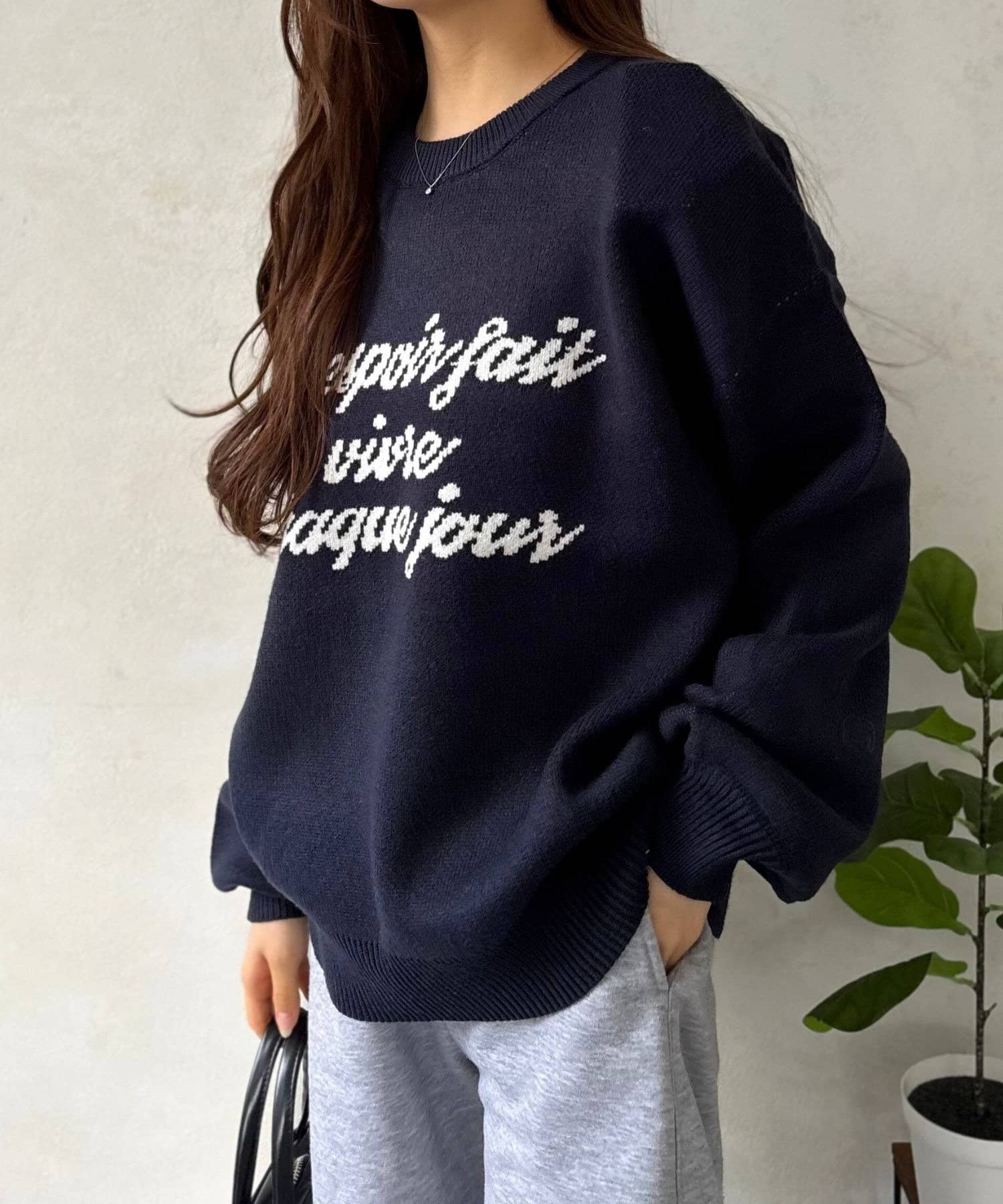 LOCUST(ローカスト) 【チクチク感０・一枚で着映える】ロゴジャガードニット