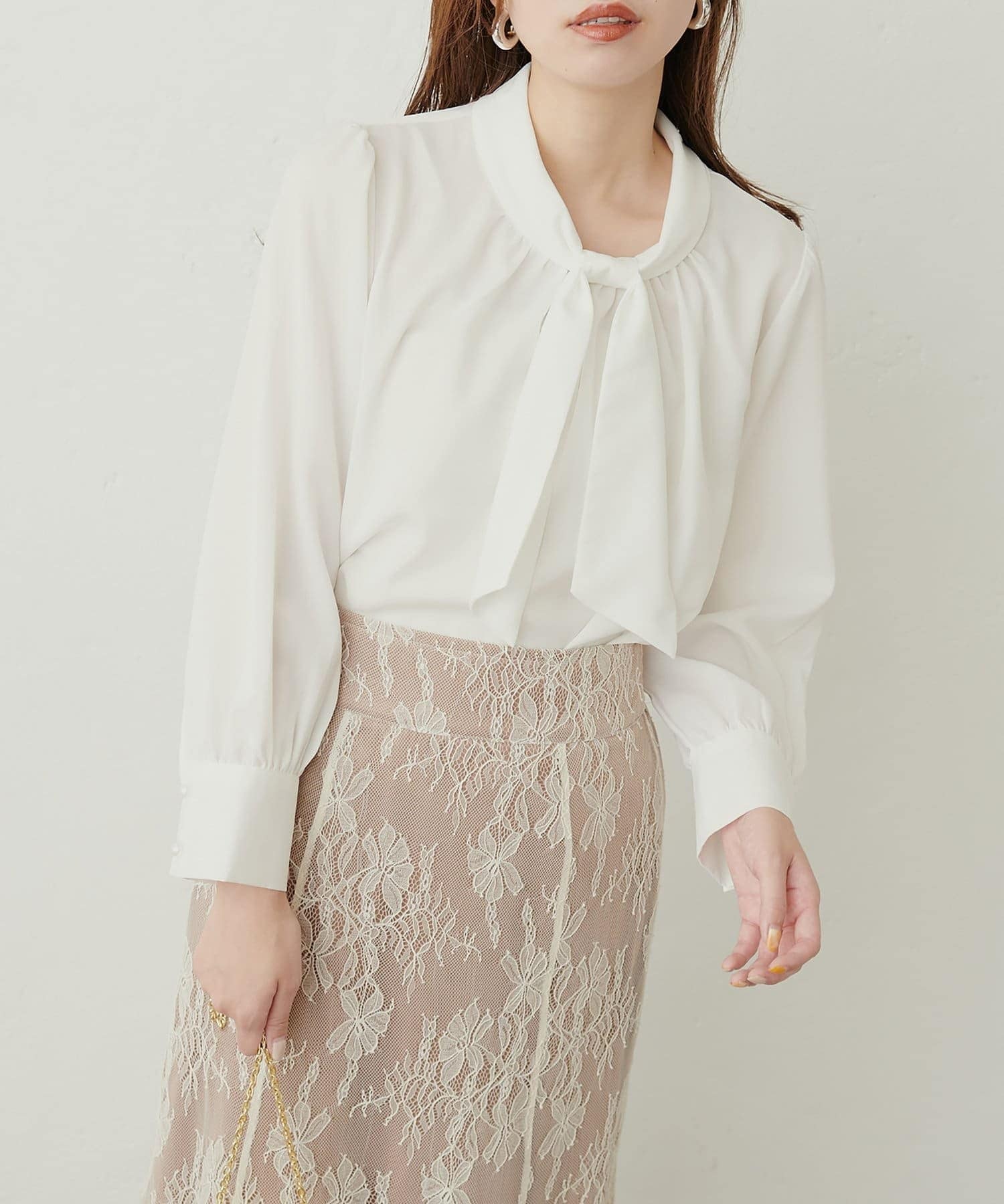natural couture(ナチュラルクチュール) 【WEB限定】袖口パールノット結びボウタイブラウス