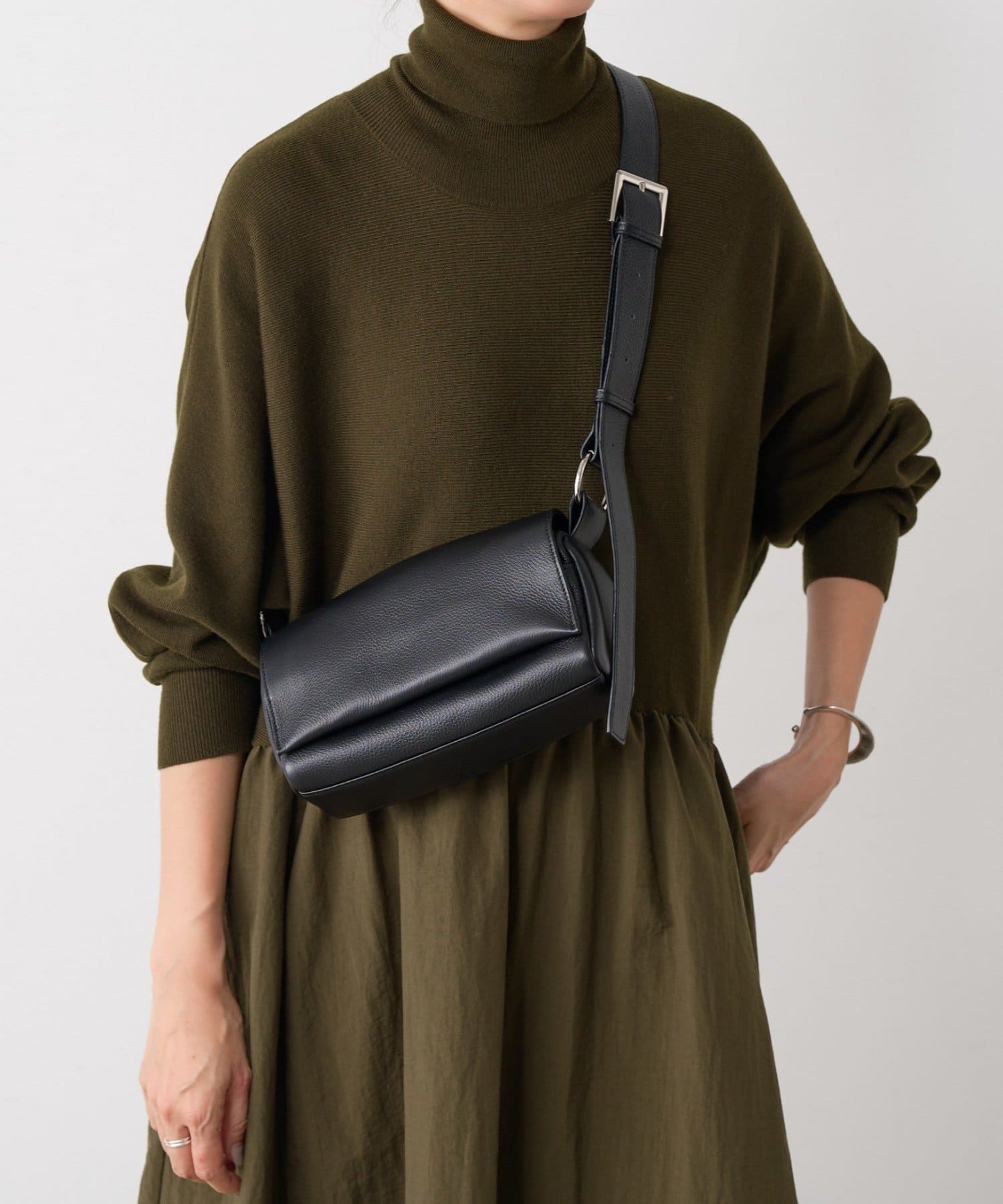 美品　ビアズリー　レザーボディバッグ　ブラック ビアズリー BEARDSLEY レザーボディバッグ （black