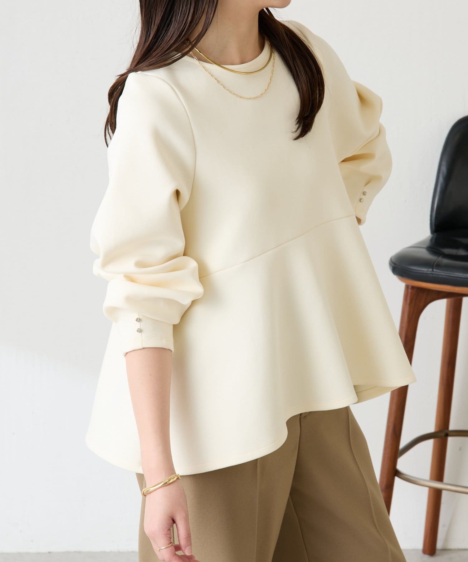 COLLAGE GALLARDAGALANTE(コラージュ ガリャルダガランテ) 【着痩せ/脚長効果】袖ビジューペプラムカットソー