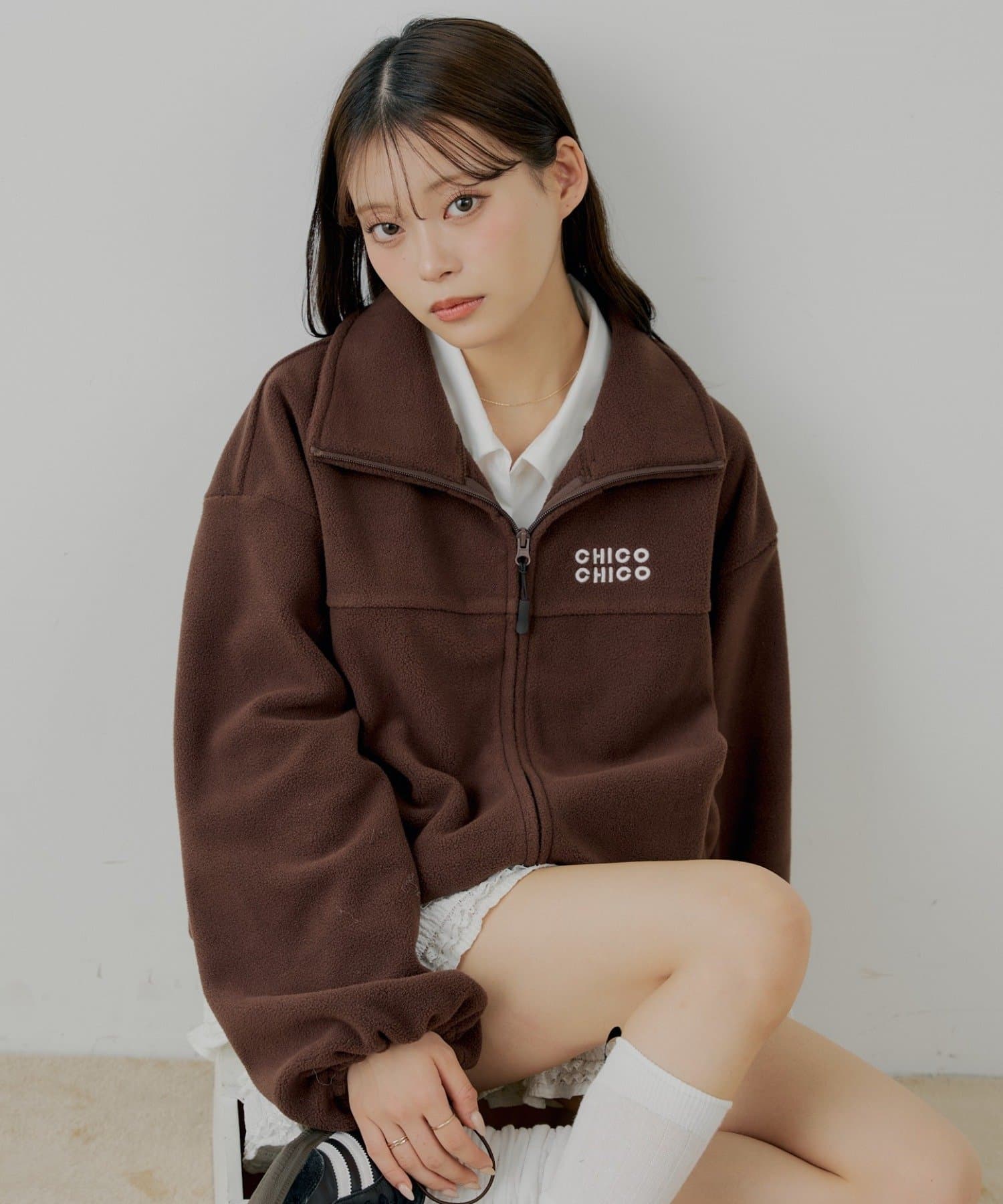 Chico(チコ) 【10/23(木)0時販売】胸ロゴフリーストップス