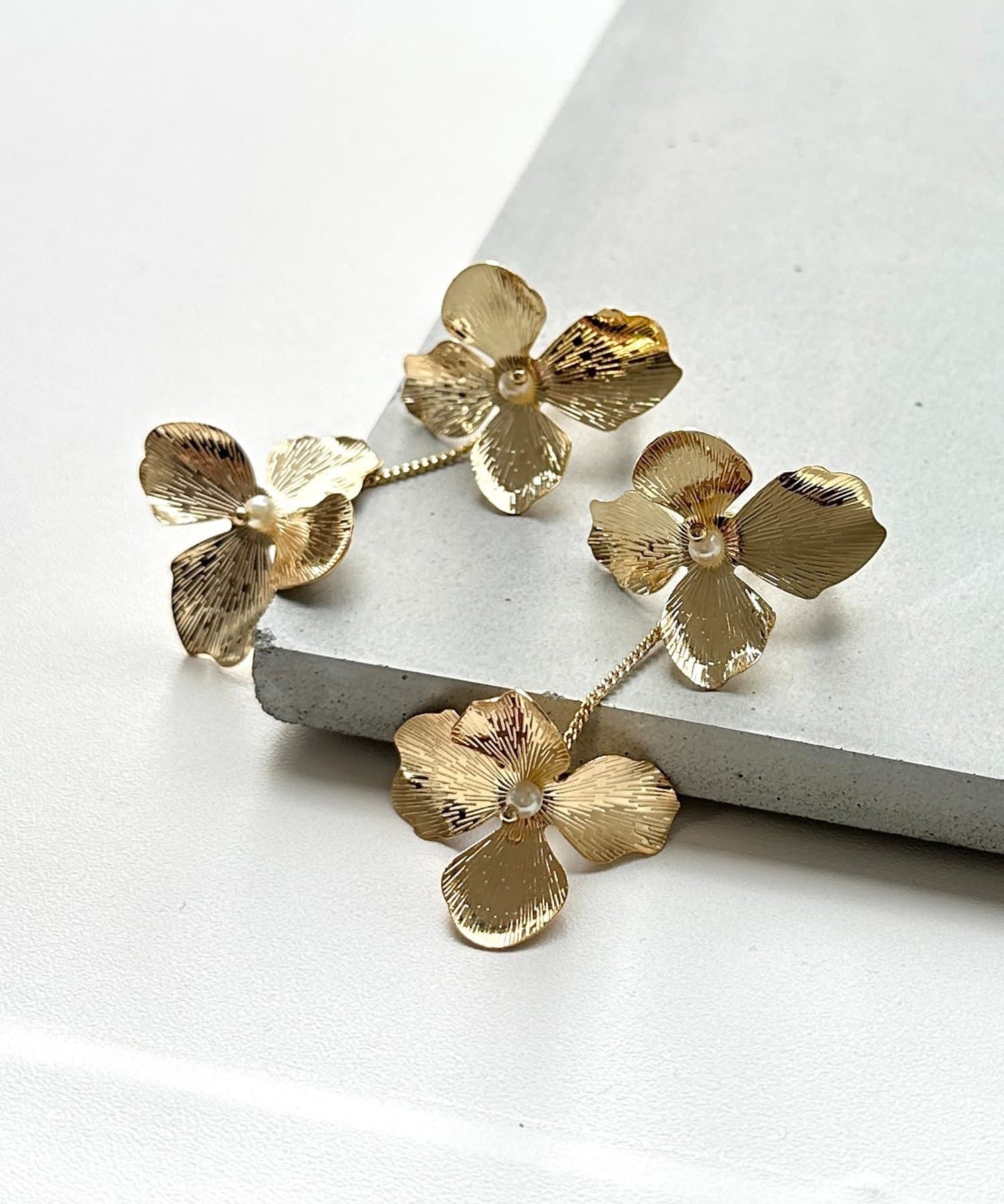 Thevon.(ゼヴォン) 【heilly】ダブルお花イヤリング