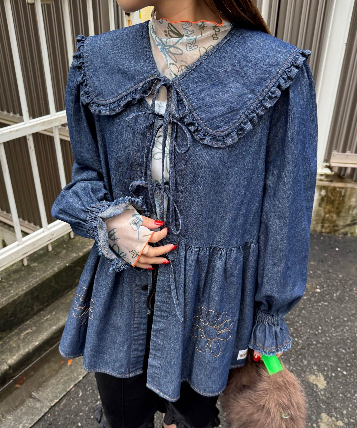 CIAOPANIC(チャオパニック) 【HELLO.SANFRANCISCO/ハローサンフランシスコ】衿付きマーガレット刺繍デニムブラウス