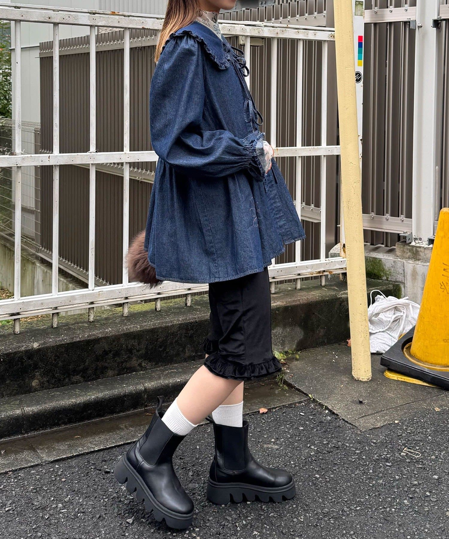 CIAOPANIC(チャオパニック) 【HELLO.SANFRANCISCO/ハローサンフランシスコ】衿付きマーガレット刺繍デニムブラウス