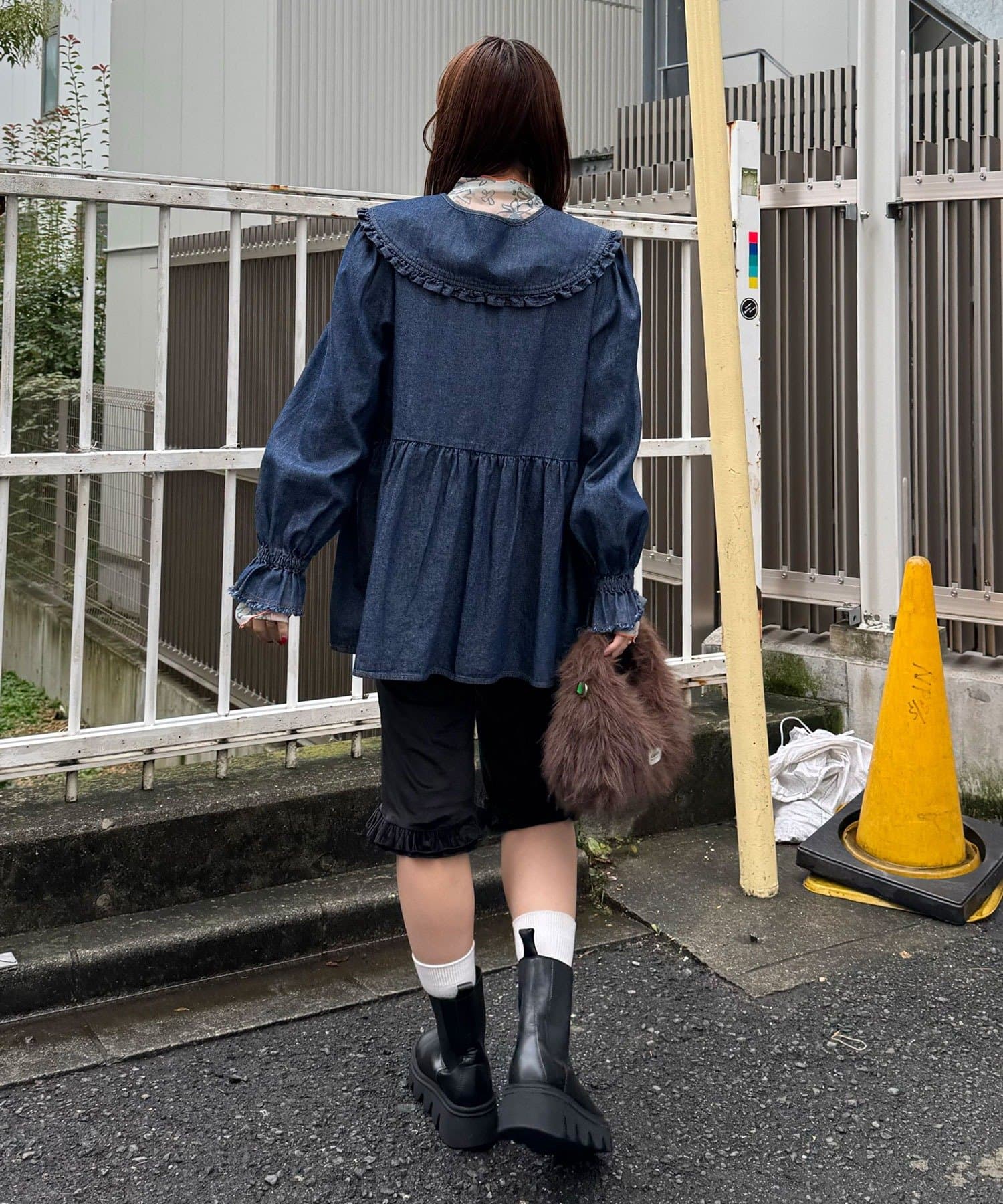 CIAOPANIC(チャオパニック) 【HELLO.SANFRANCISCO/ハローサンフランシスコ】衿付きマーガレット刺繍デニムブラウス