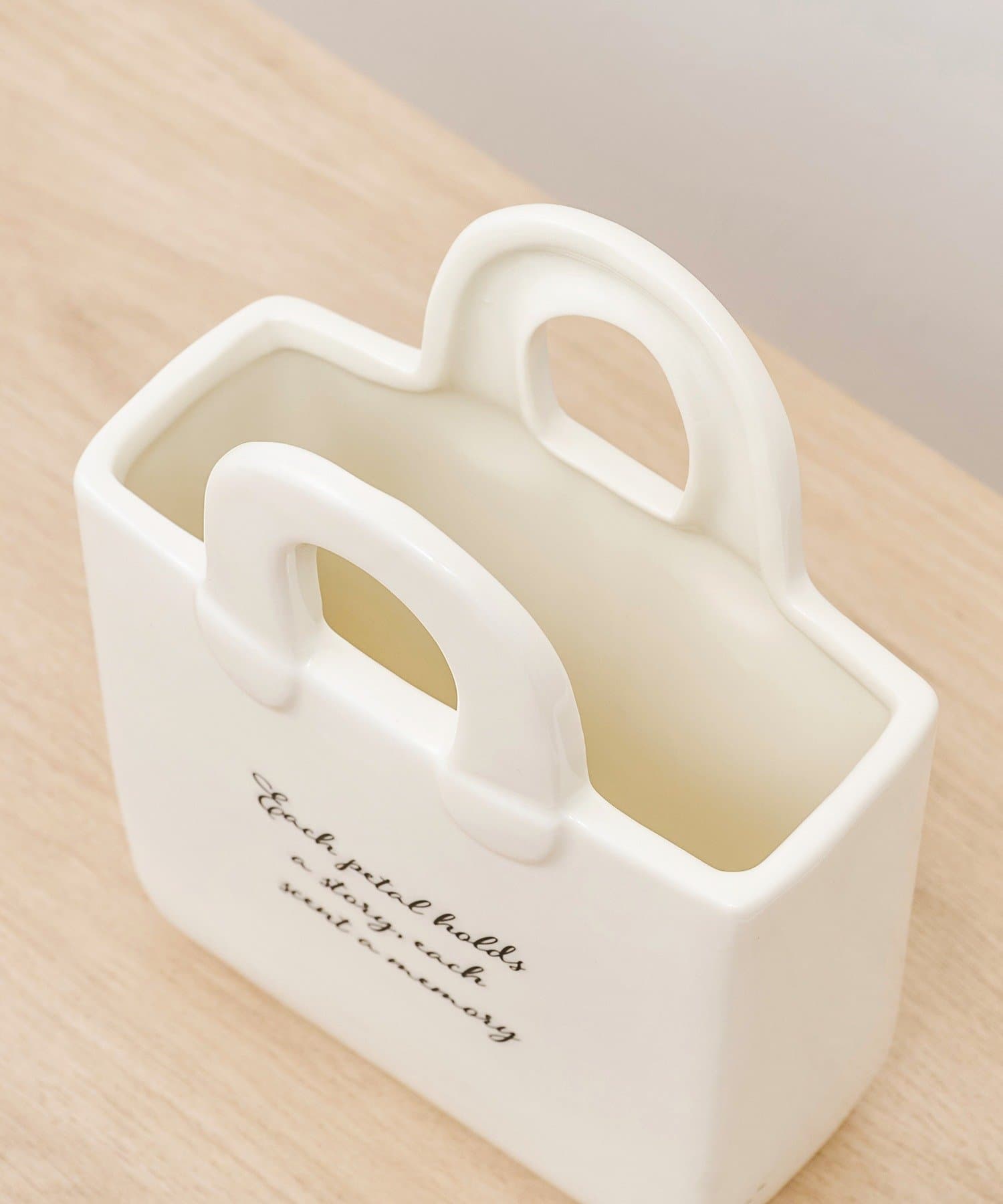 3COINS(スリーコインズ) バッグ型陶器花瓶