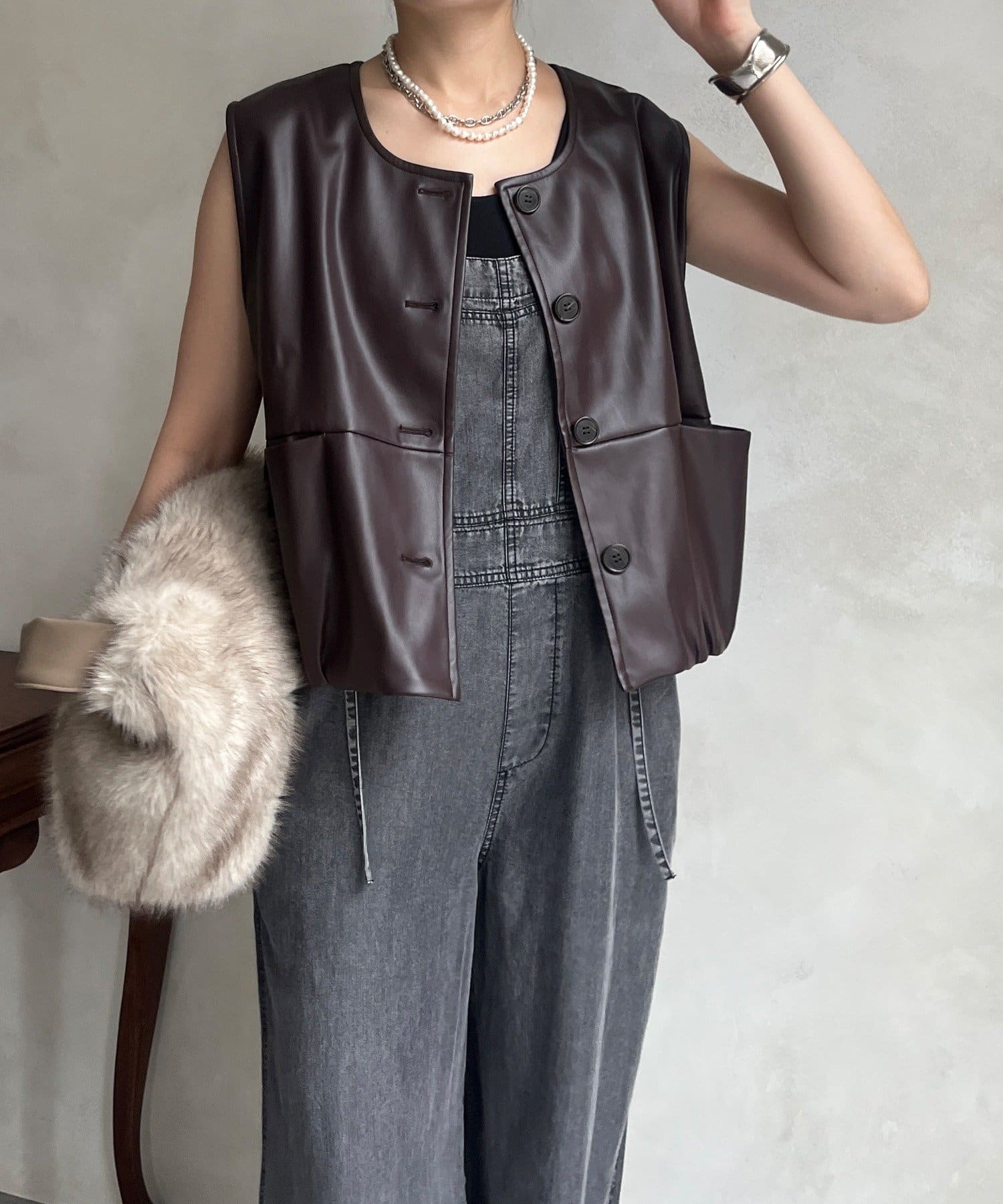 OUTLET(アウトレット) 【DouDou】裾シャーリングレザーベスト