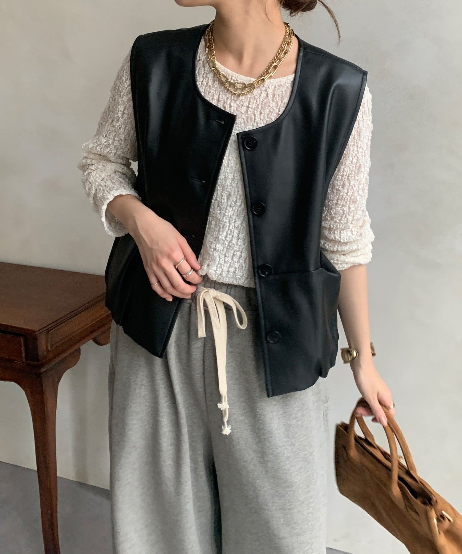 OUTLET(アウトレット) 【DouDou】裾シャーリングレザーベスト
