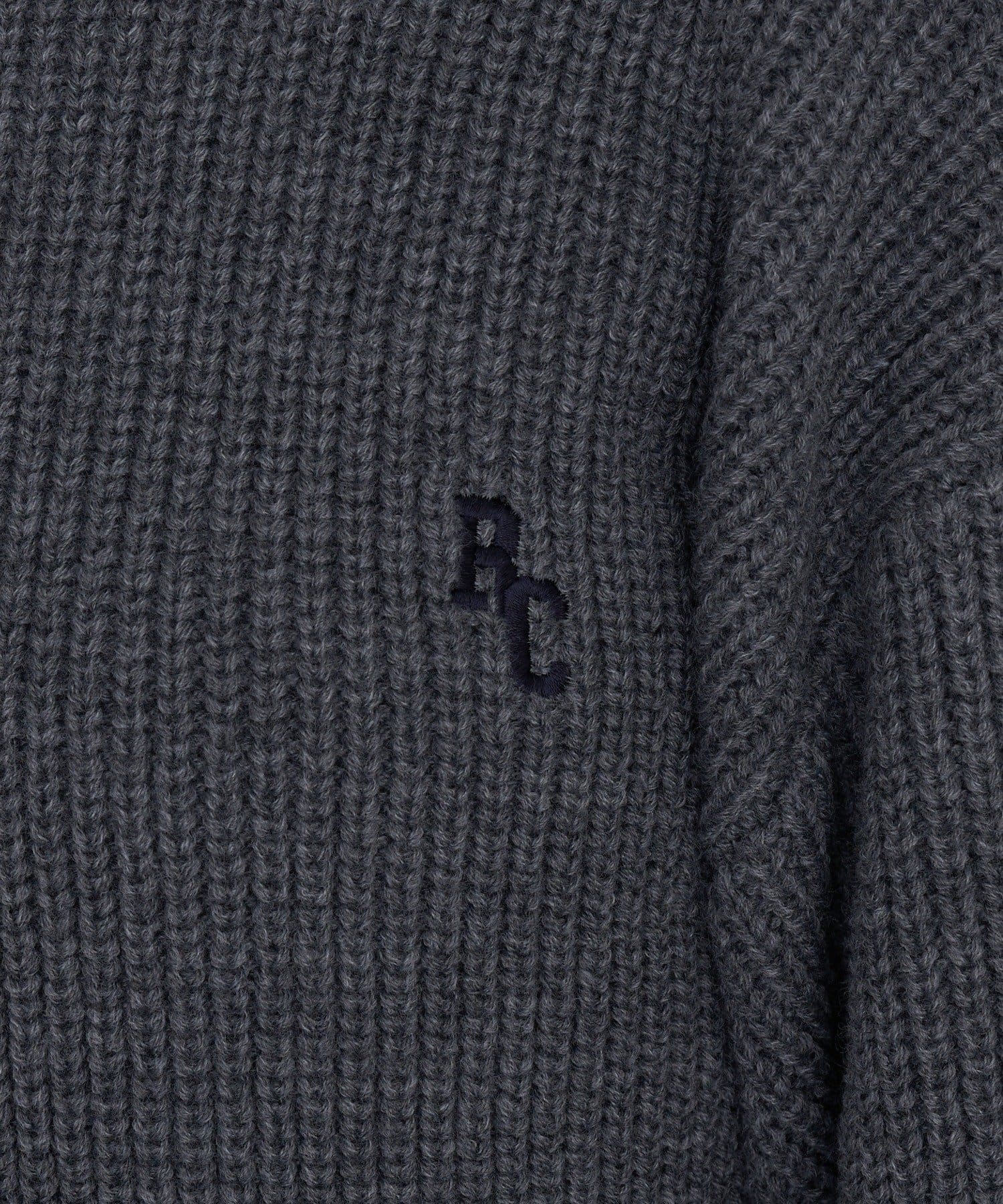 RAY CASSIN(レイカズン) スタンド胸刺繍ニット