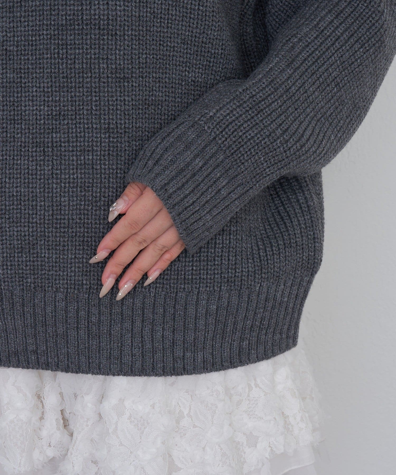 RAY CASSIN(レイカズン) スタンド胸刺繍ニット