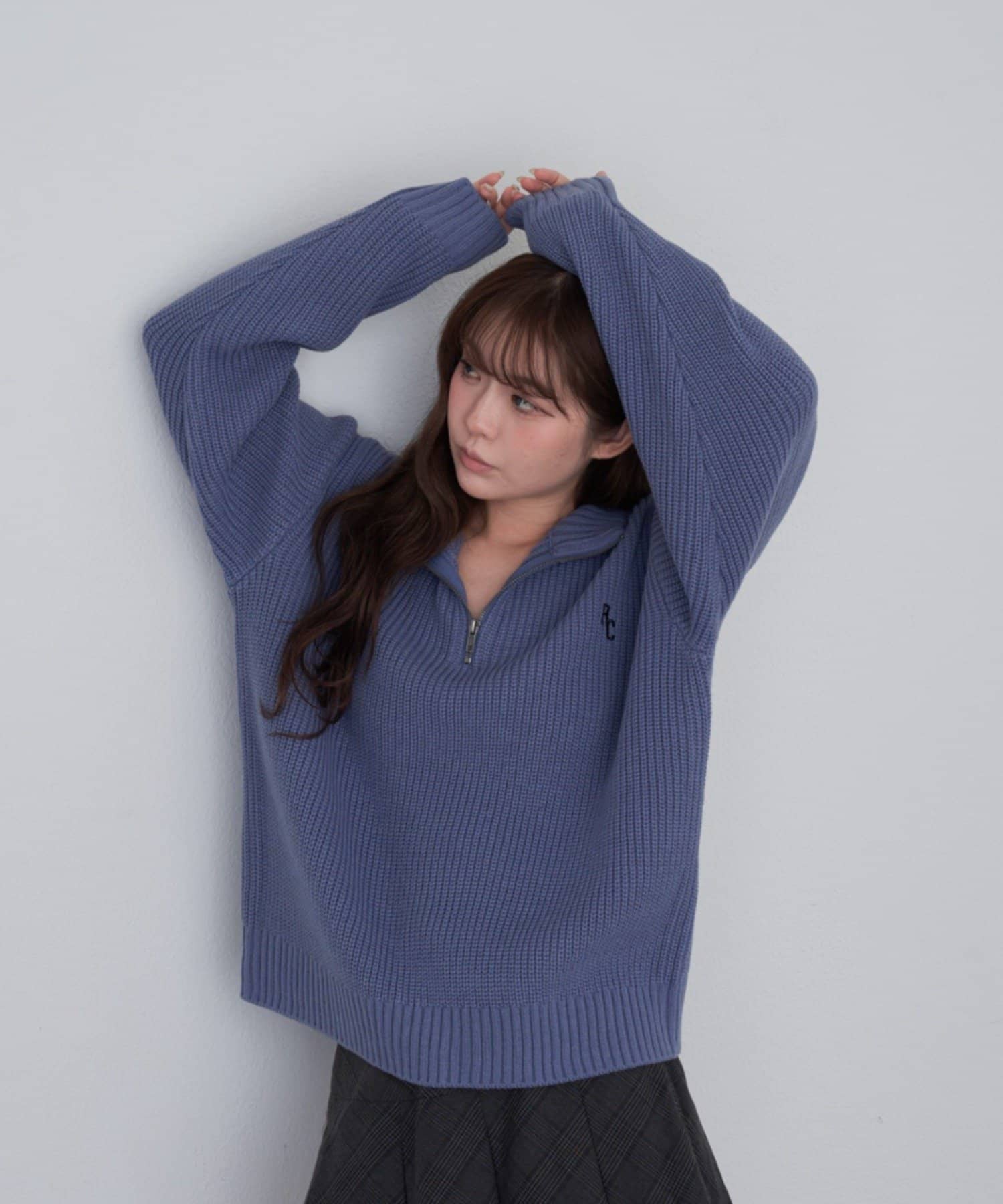 RAY CASSIN(レイカズン) スタンド胸刺繍ニット