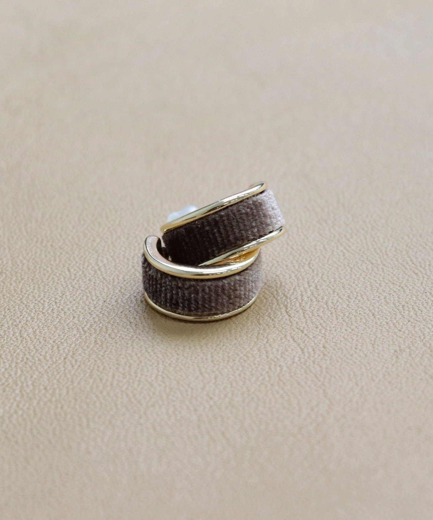 FREDY & GLOSTER(フレディ アンド グロスター) ベロアリングピアス