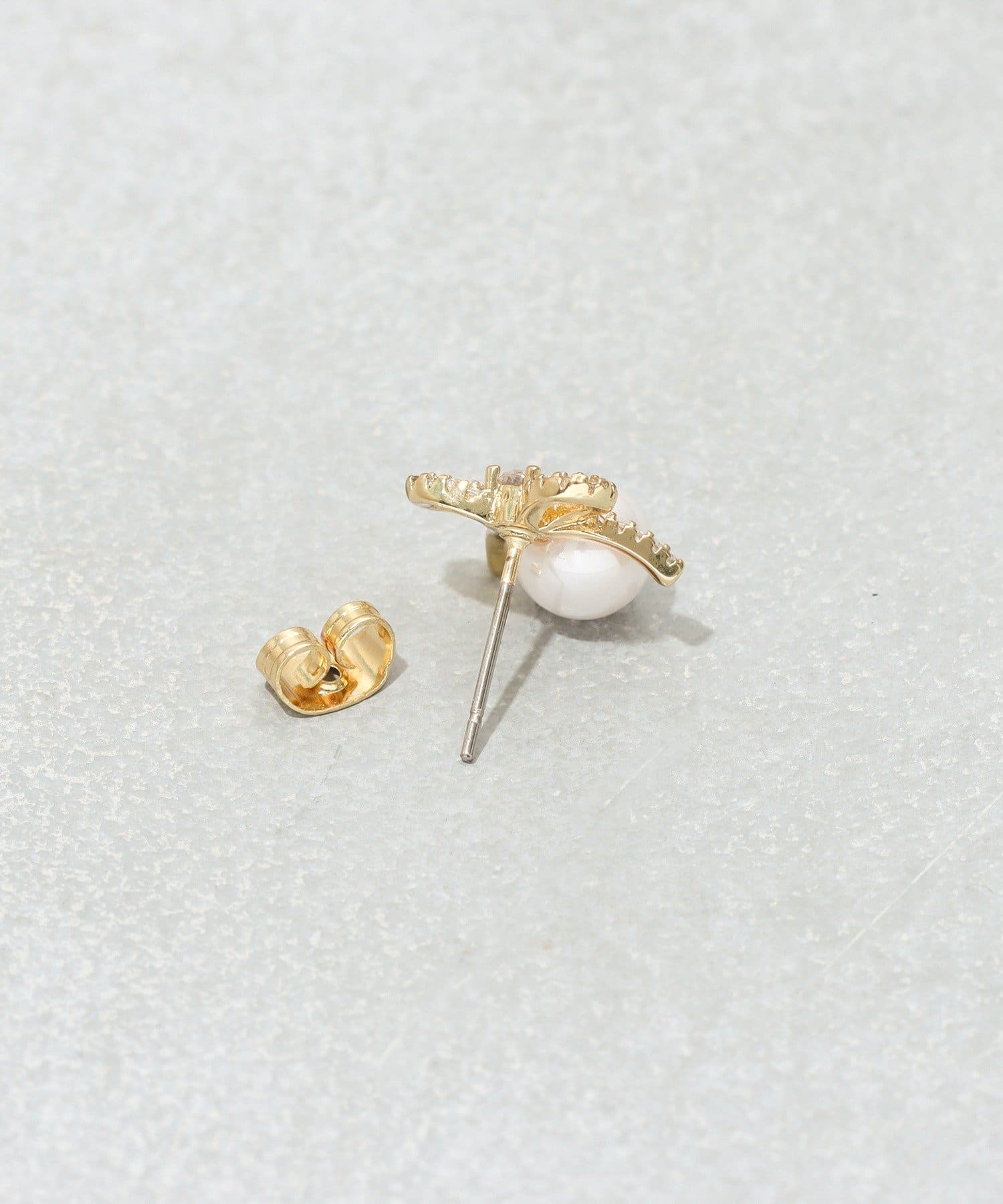 3COINS(スリーコインズ) キラキラリボンパールピアス