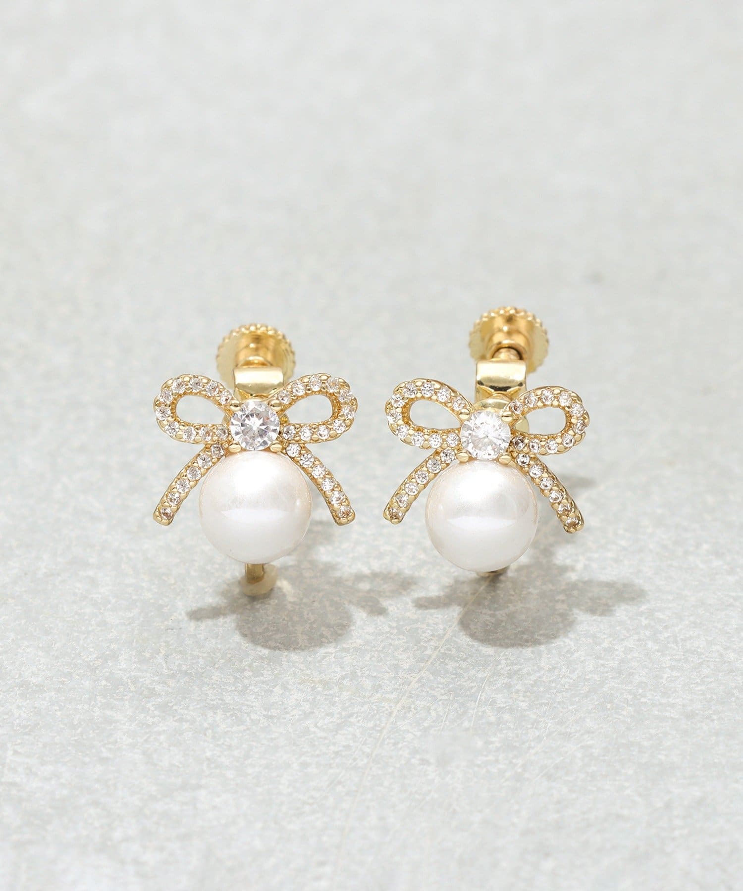 3COINS(スリーコインズ) キラキラリボンパールイヤリング