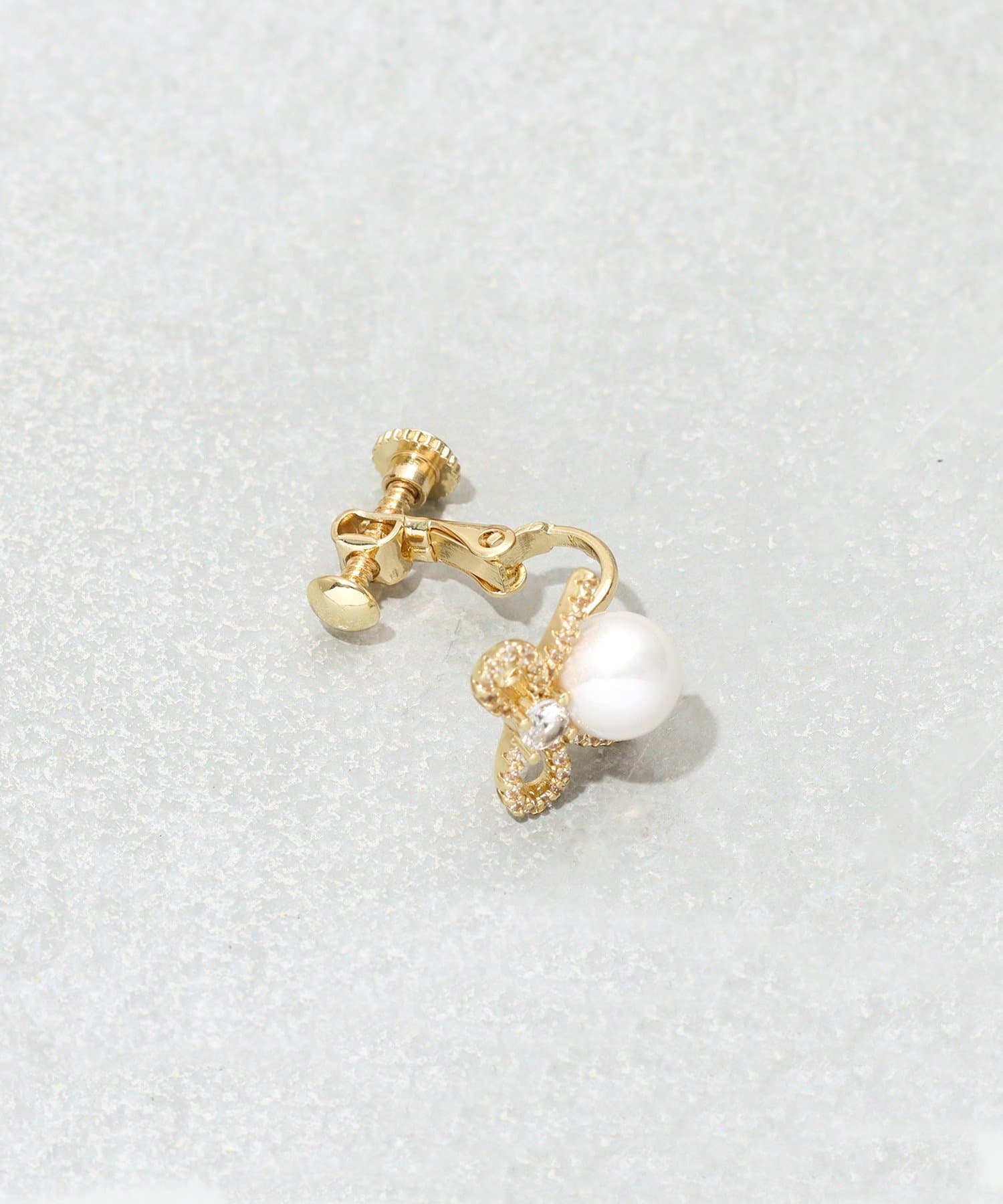 3COINS(スリーコインズ) キラキラリボンパールイヤリング