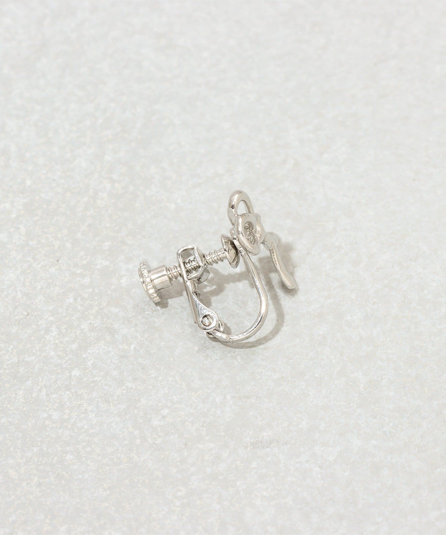 3COINS(スリーコインズ) メタルリボンイヤリング