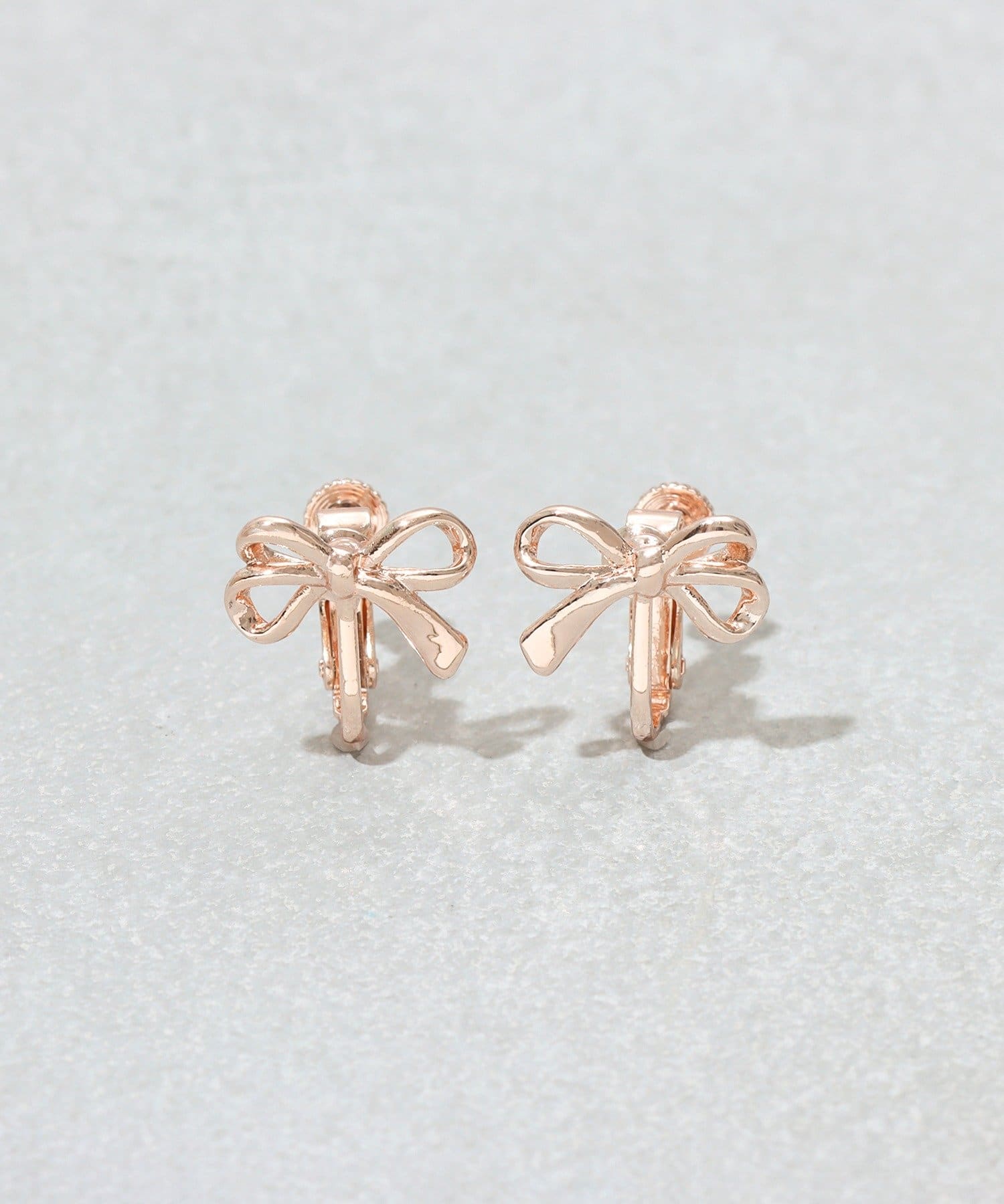 3COINS(スリーコインズ) メタルリボンイヤリング