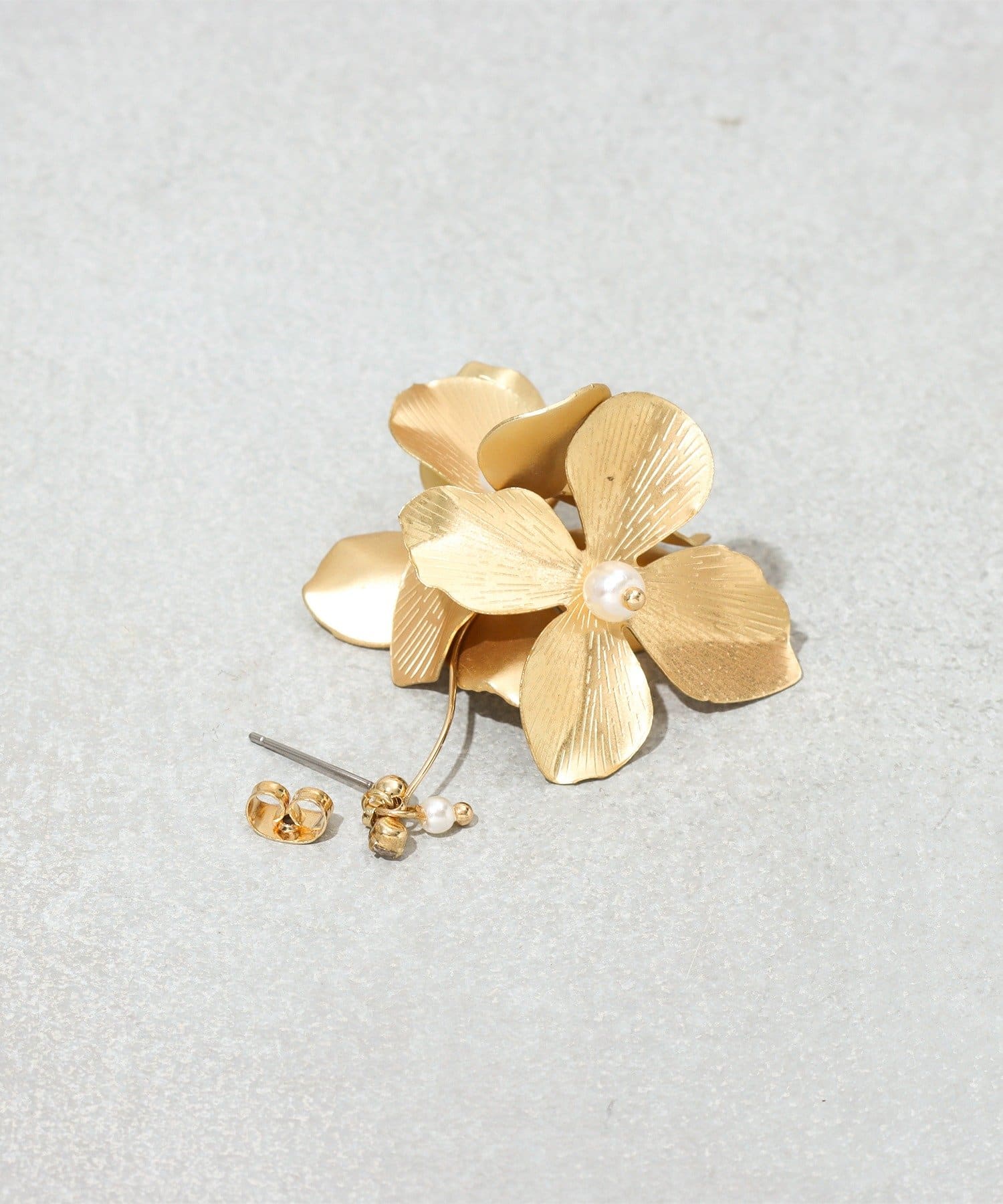 3COINS(スリーコインズ) メタルフラワーパールピアス