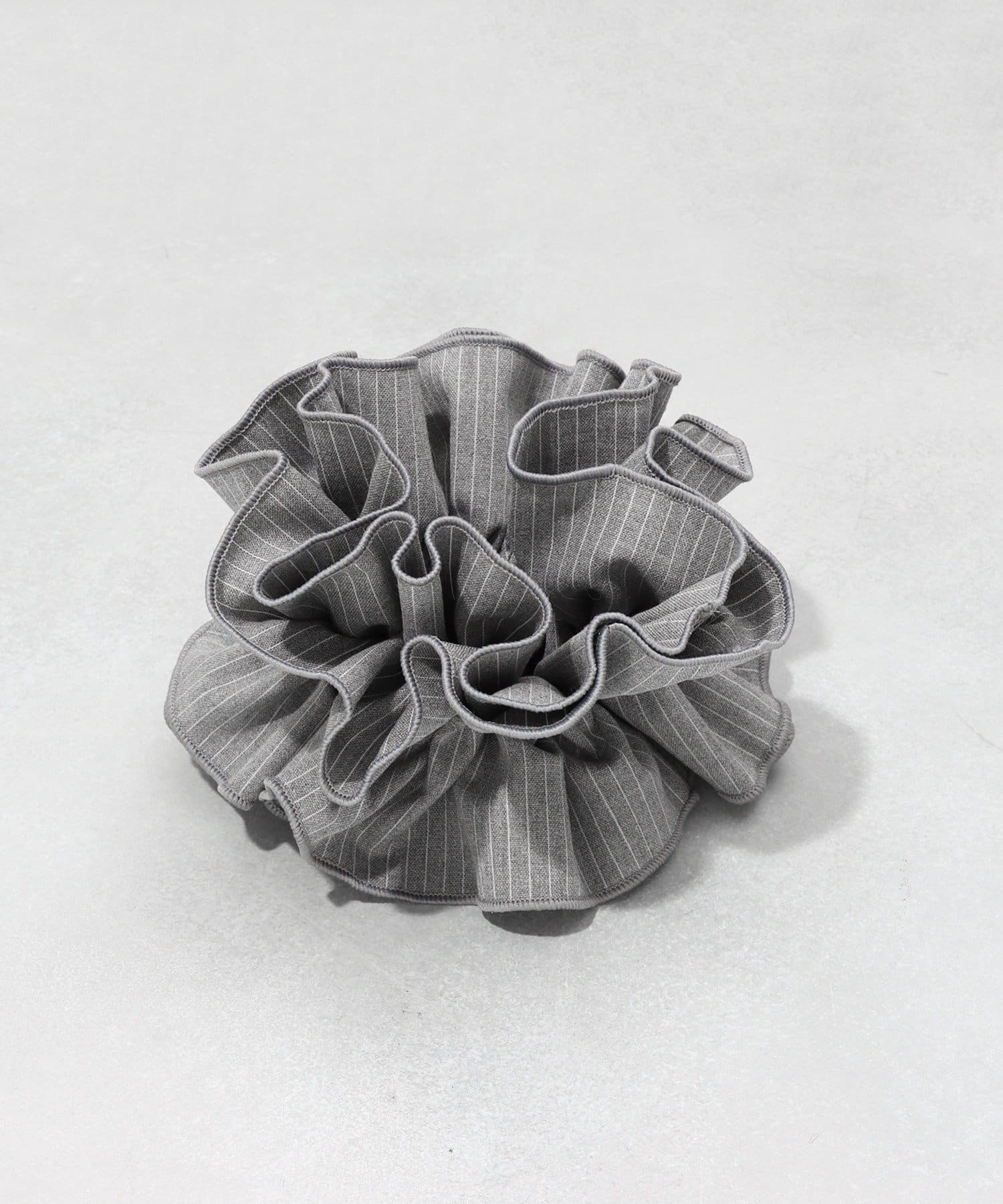 3COINS(スリーコインズ) ストライプフリルシュシュ