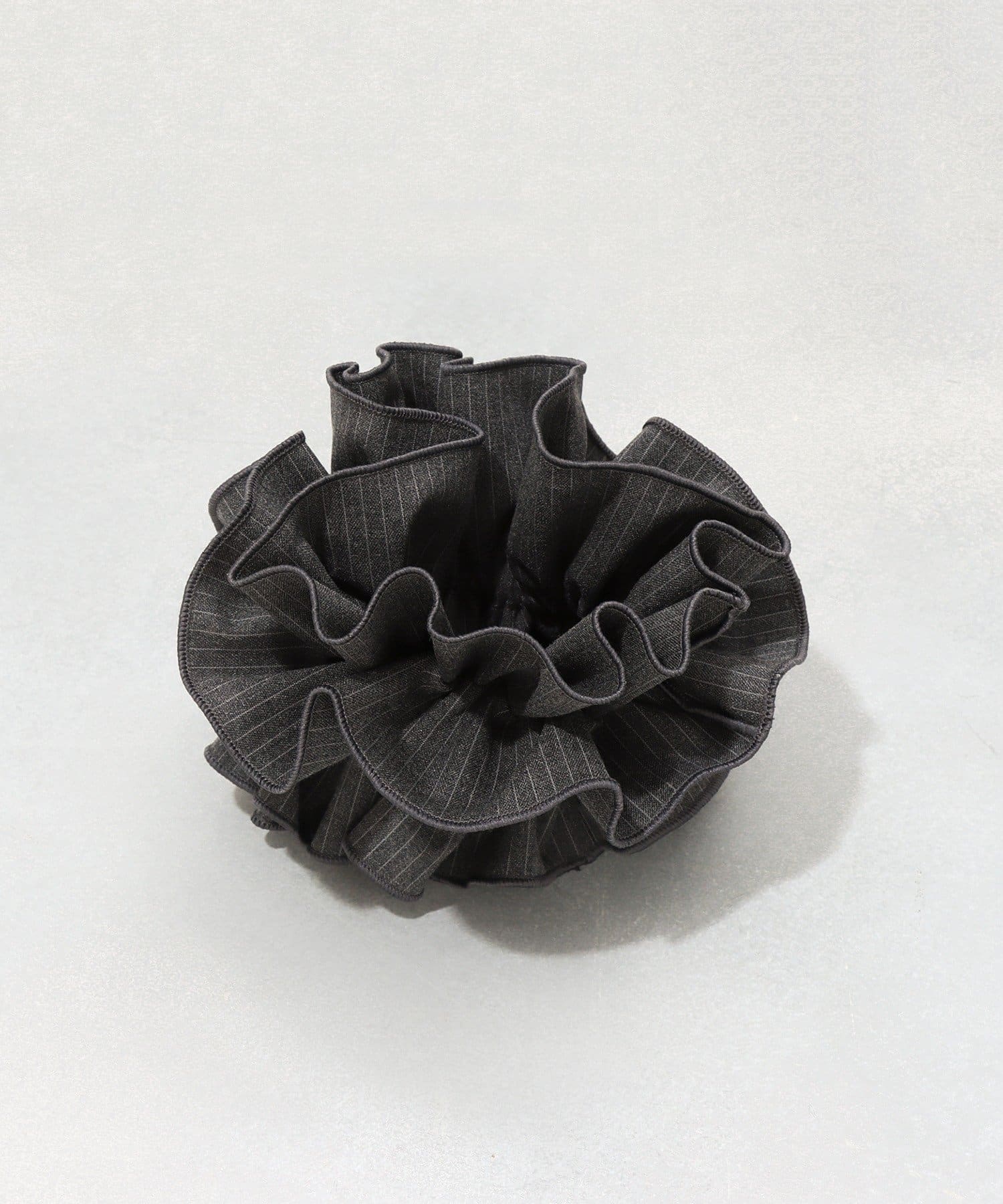 3COINS(スリーコインズ) ストライプフリルシュシュ