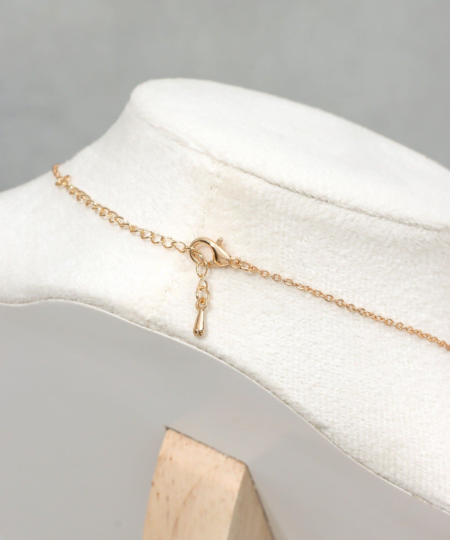 3COINS(スリーコインズ) リボンハートショートネックレス