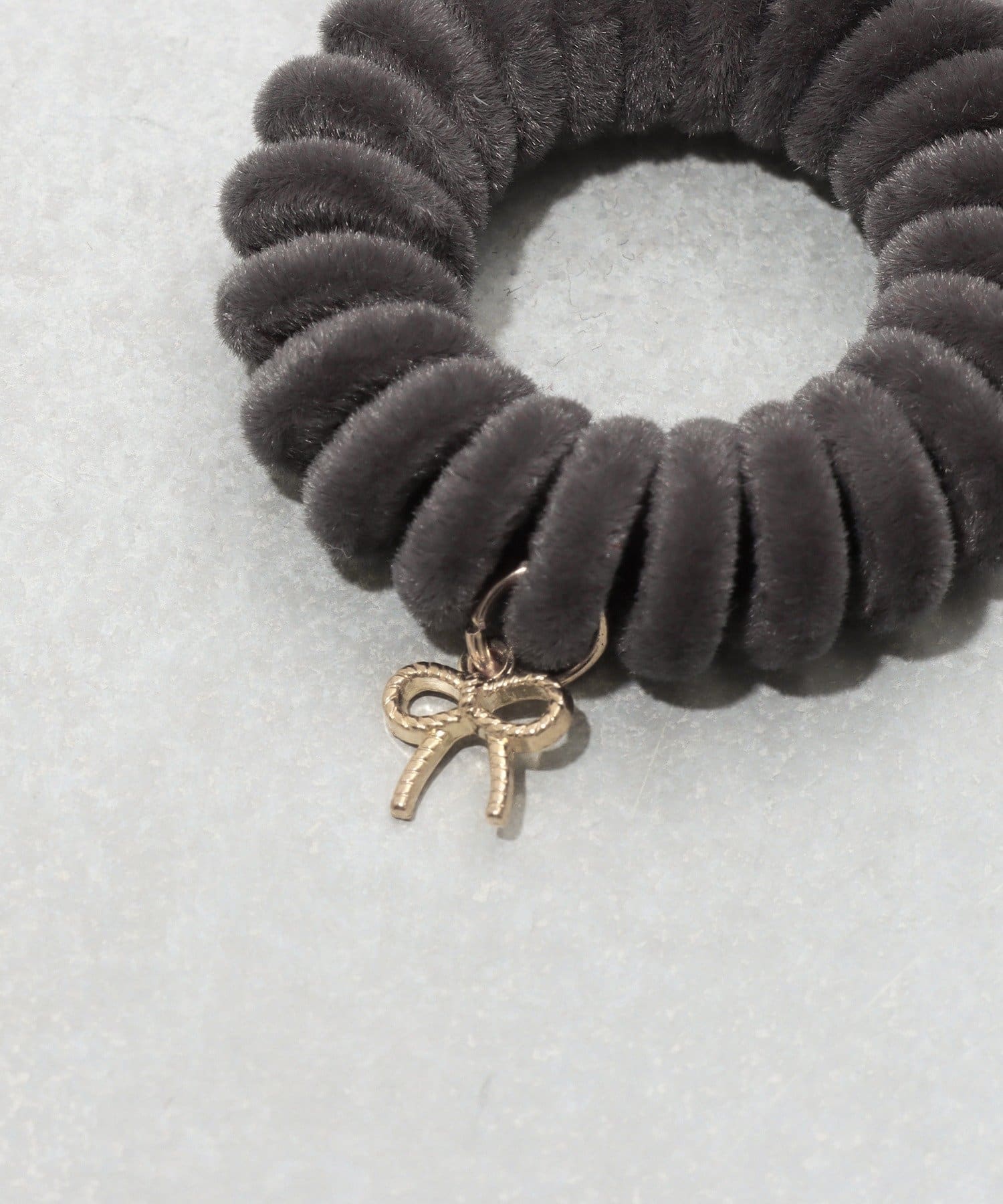 3COINS(スリーコインズ) リボンチャーム付きフロッキーコイルポニー3個セット