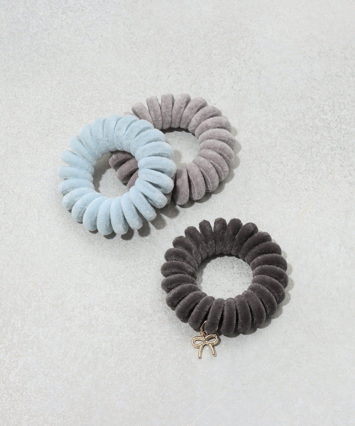 3COINS(スリーコインズ) リボンチャーム付きフロッキーコイルポニー3個セット