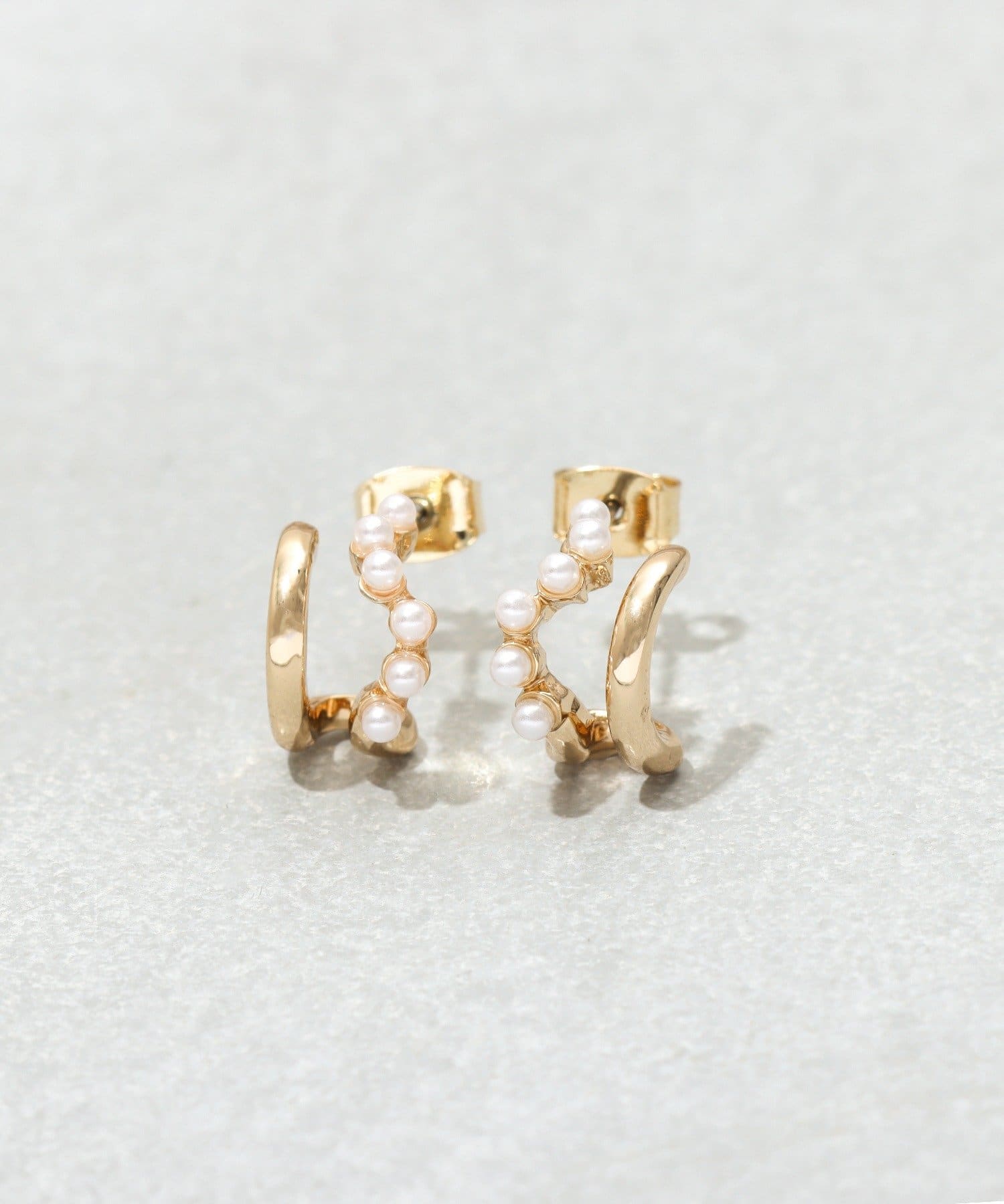 3COINS(スリーコインズ) メタルパール2連カーブピアス