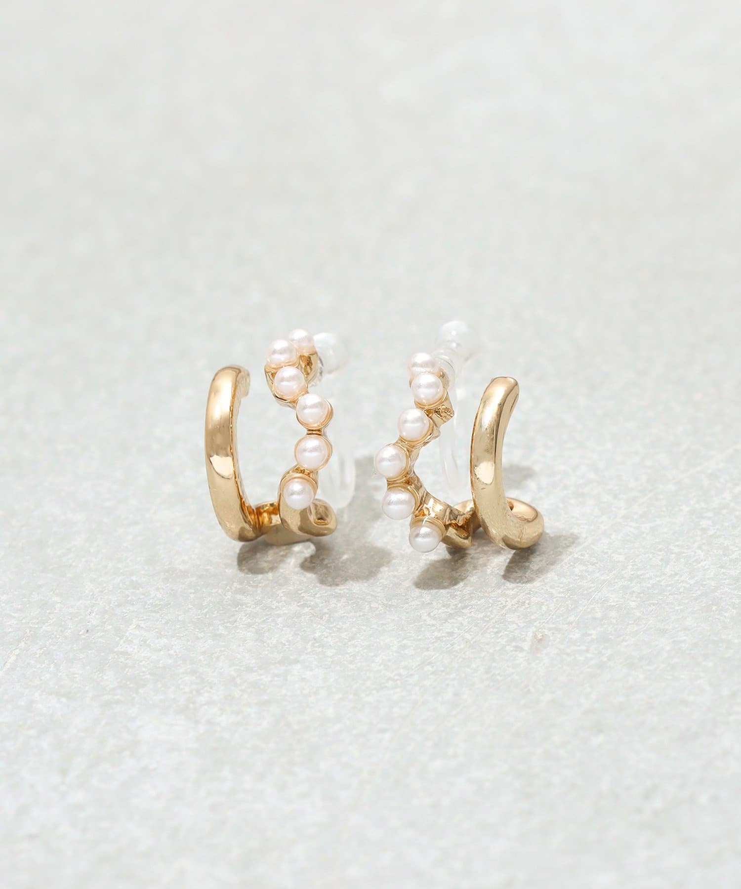 3COINS(スリーコインズ) メタルパール2連カーブ樹脂イヤリング