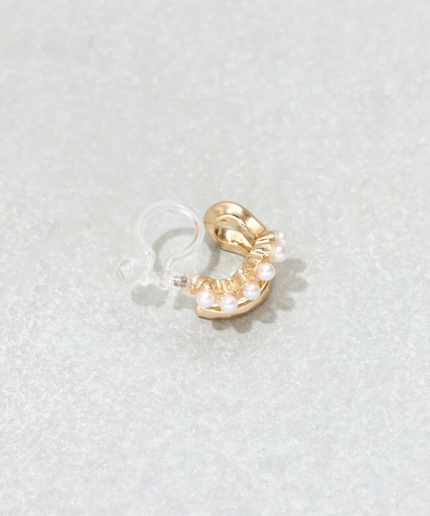 3COINS(スリーコインズ) メタルパール2連カーブ樹脂イヤリング