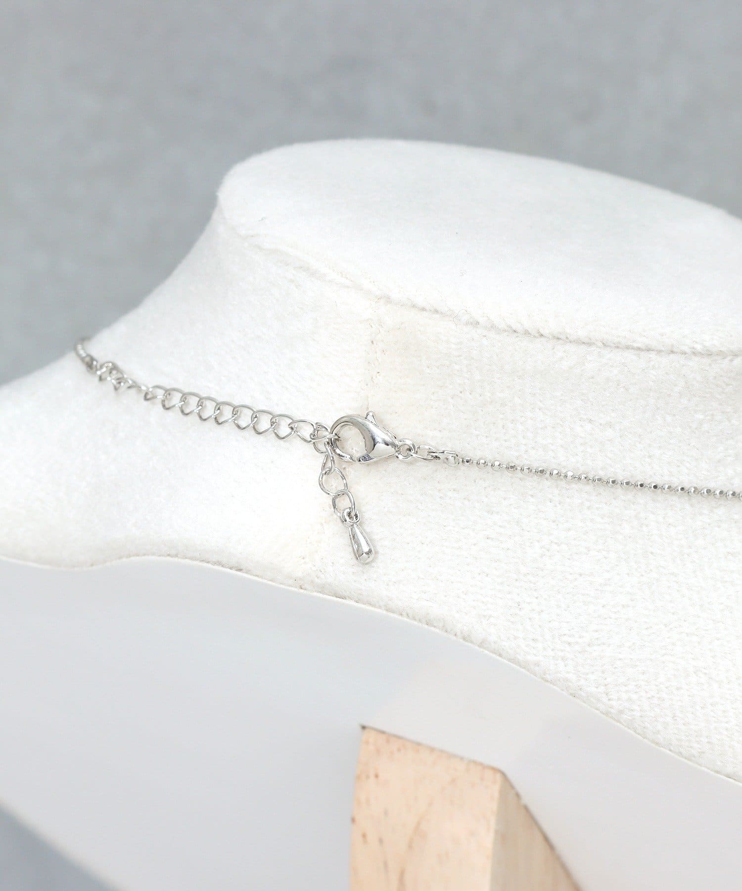 3COINS(スリーコインズ) メタルモチーフショートネックレス