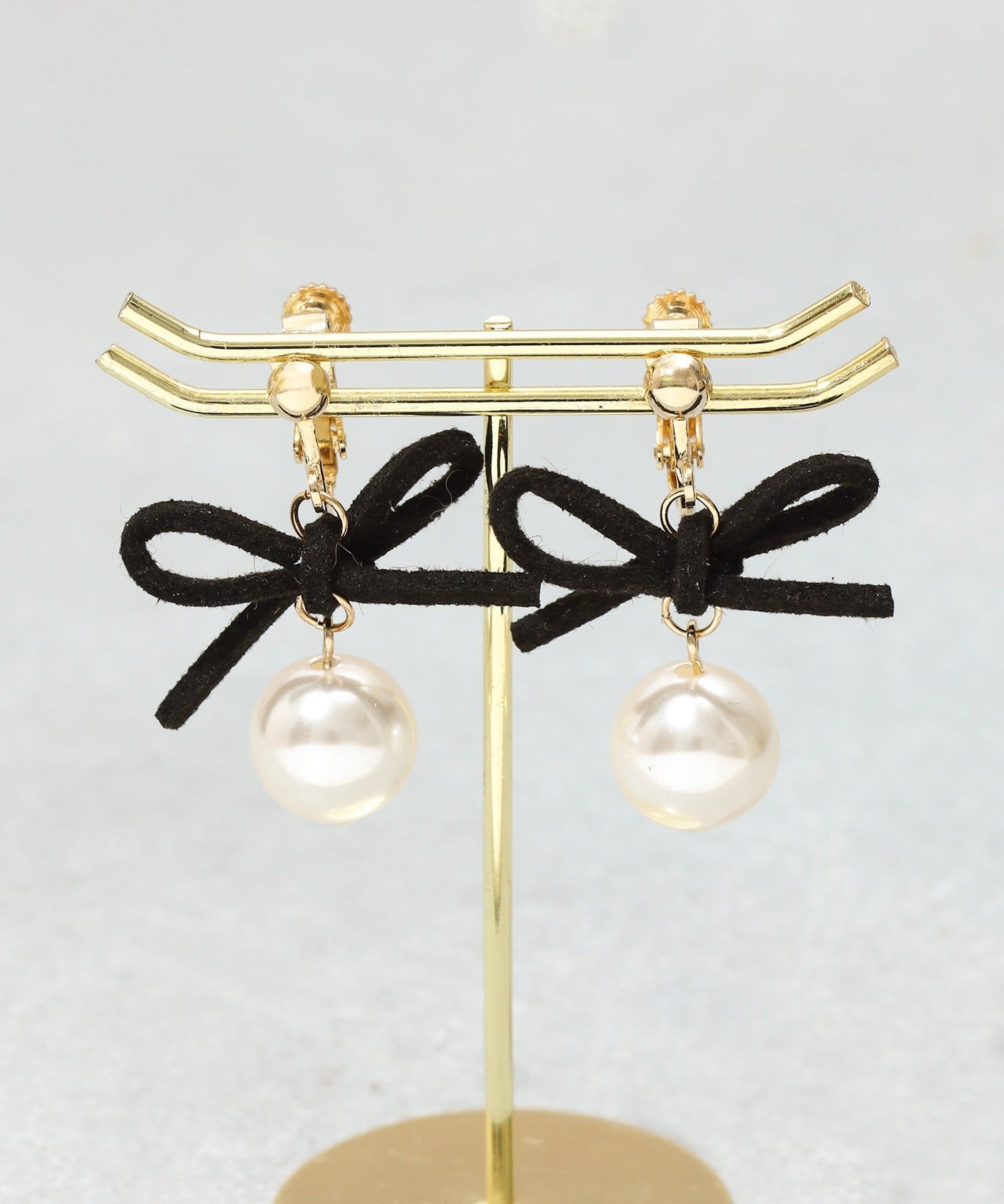 3COINS(スリーコインズ) ブラックリボンパールイヤリング