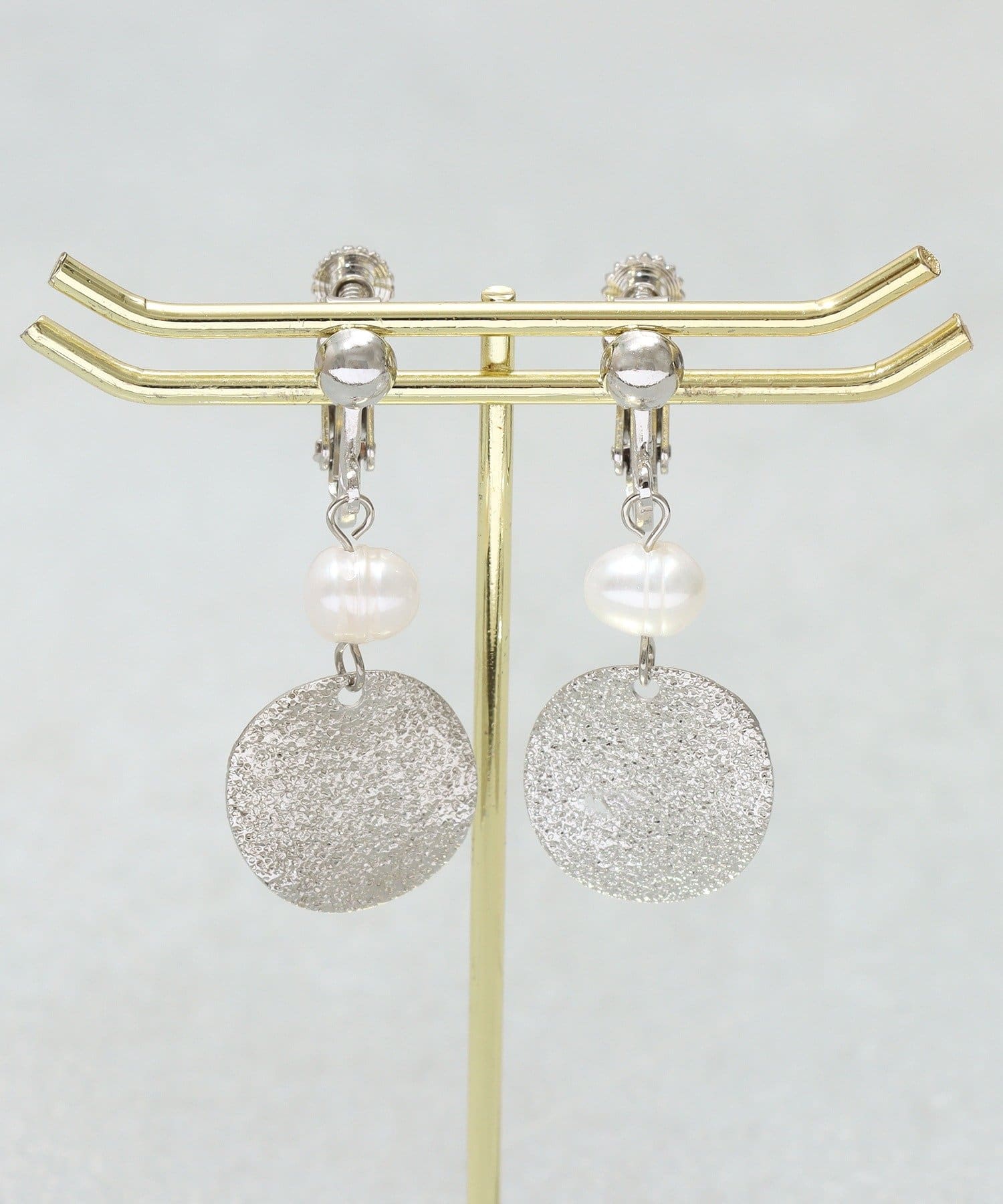 3COINS(スリーコインズ) ガラスパールメタルイヤリング