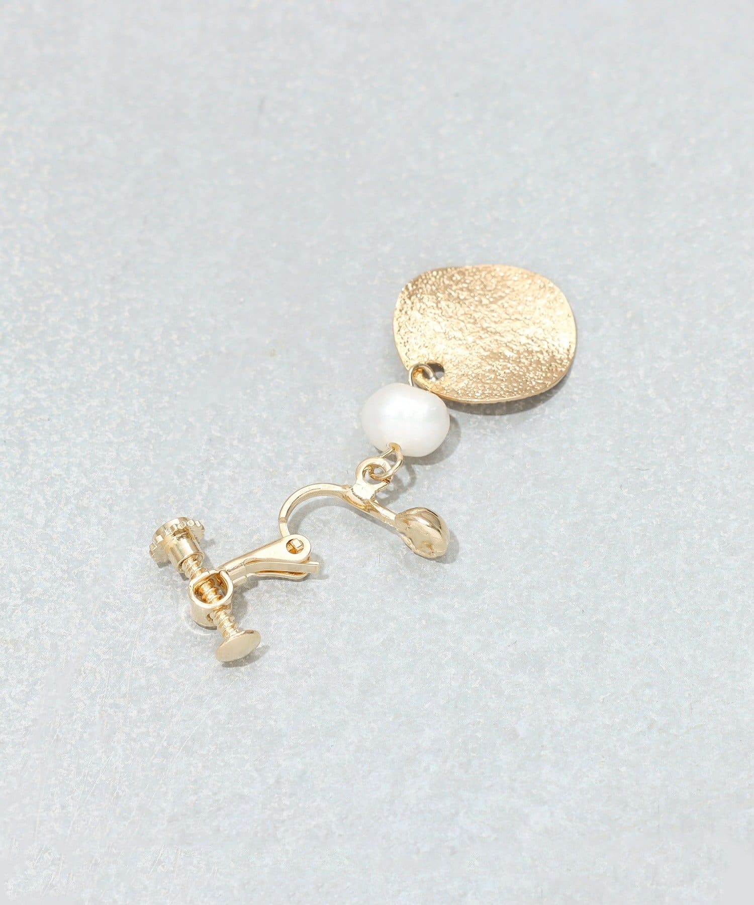 3COINS(スリーコインズ) ガラスパールメタルイヤリング