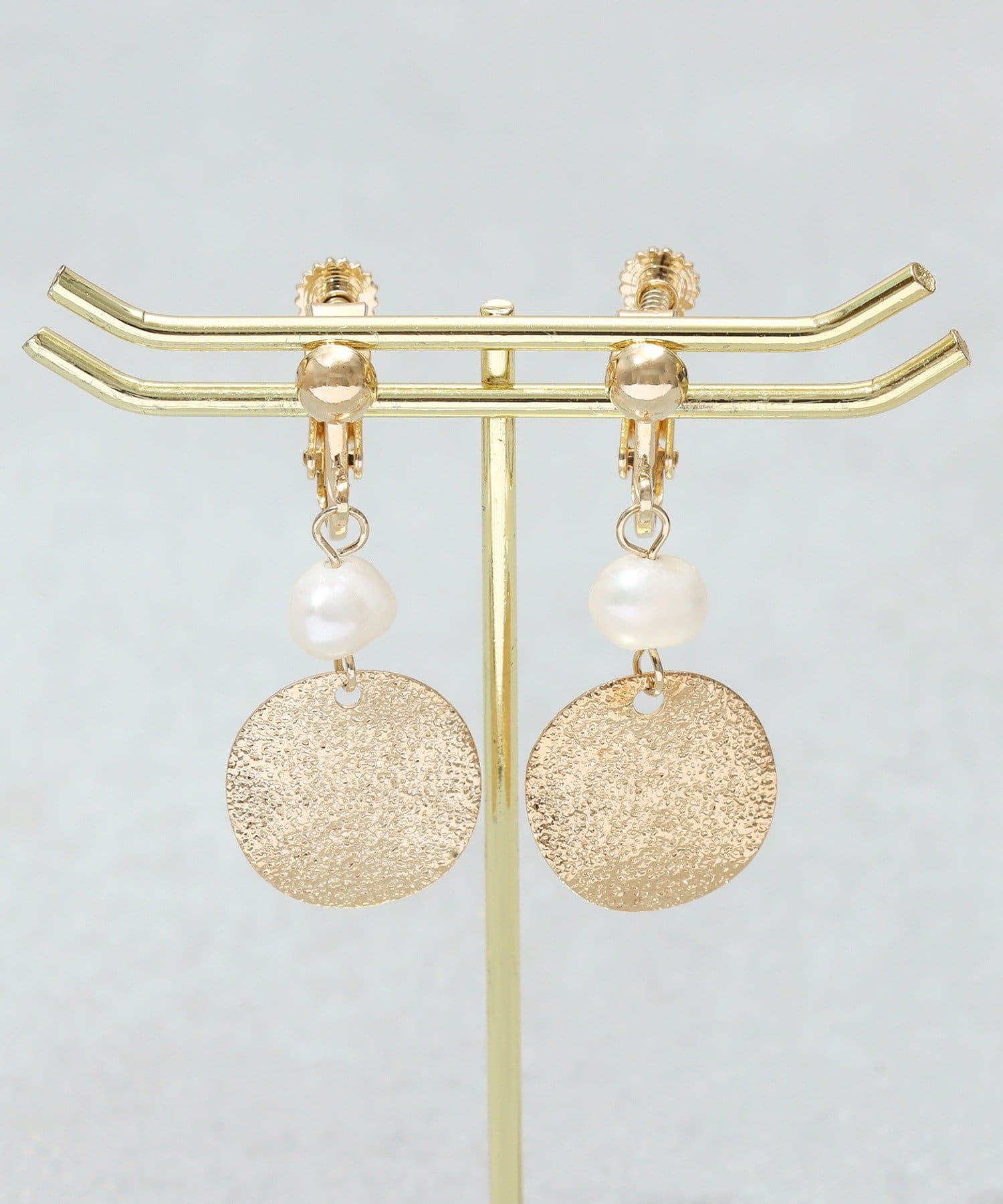 3COINS(スリーコインズ) ガラスパールメタルイヤリング