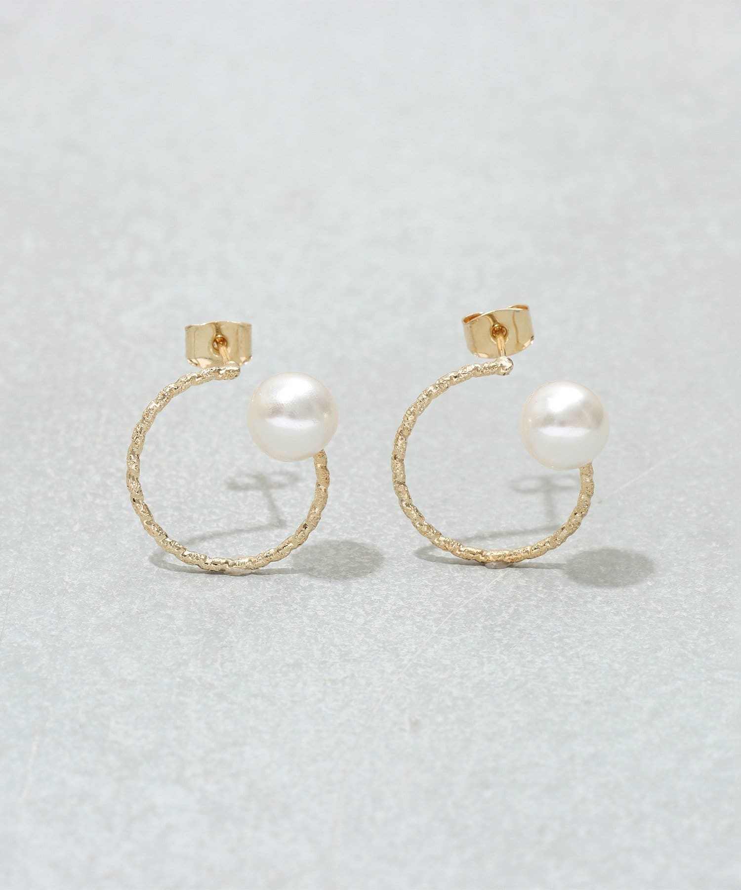 3COINS(スリーコインズ) トップパールカーブピアス