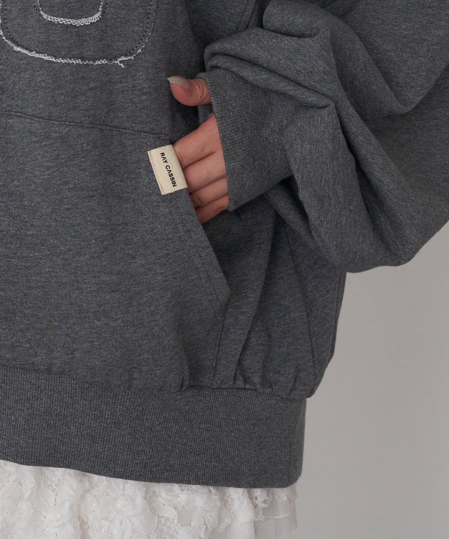 RAY CASSIN(レイカズン) ロゴワッペンフードジップパーカー