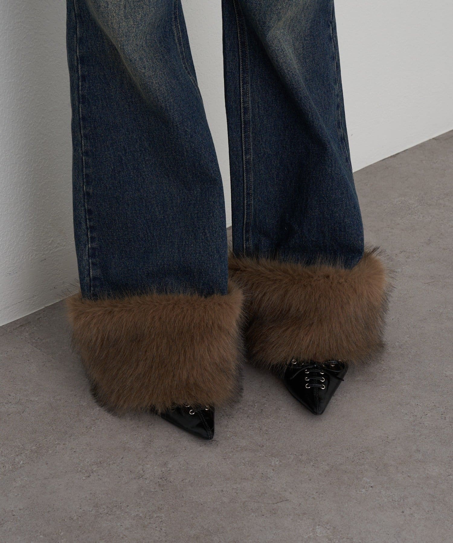 RAY CASSIN(レイカズン) 裾取りはずしファーデニムフレアパンツ