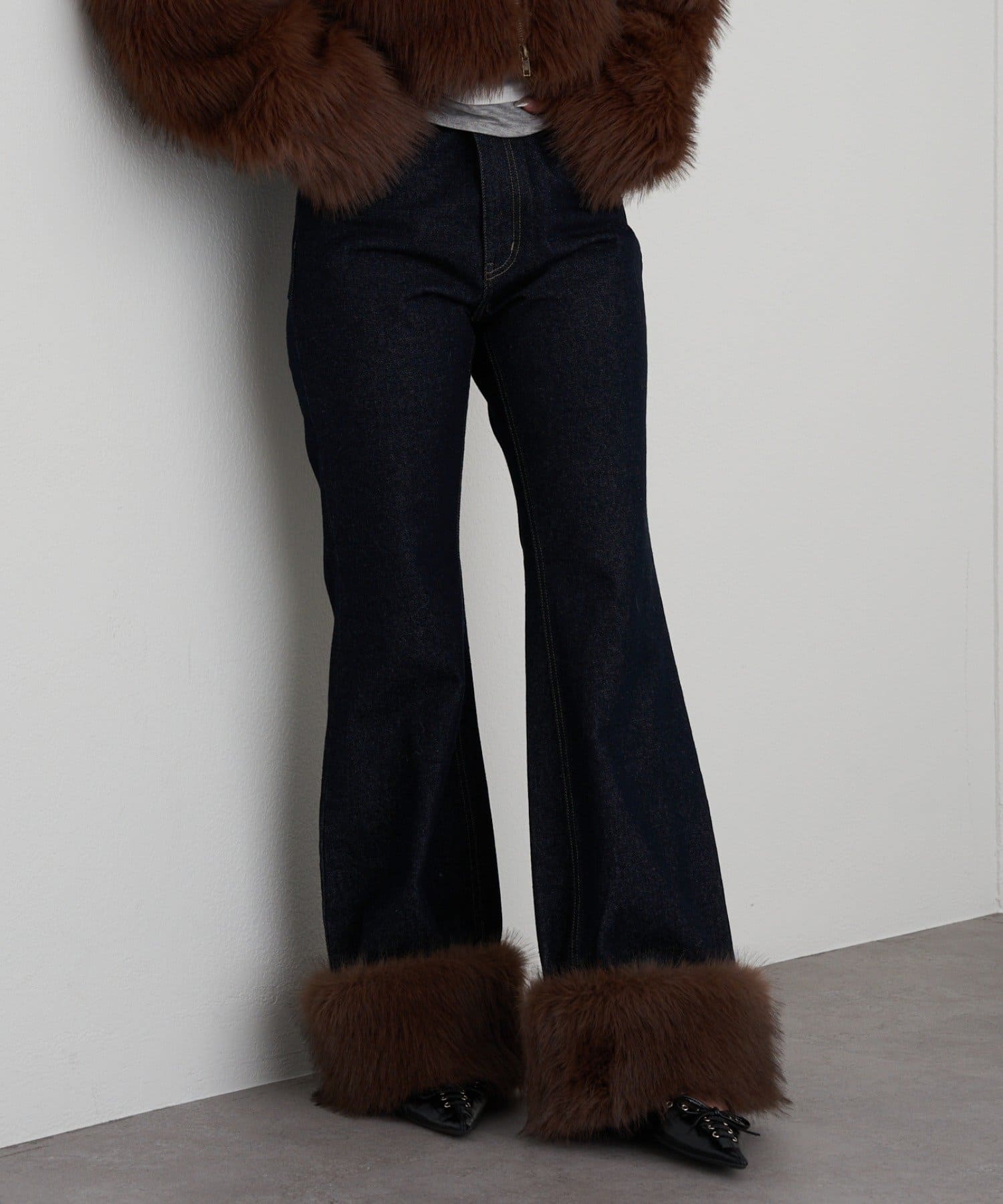 RAY CASSIN(レイカズン) 裾取りはずしファーデニムフレアパンツ