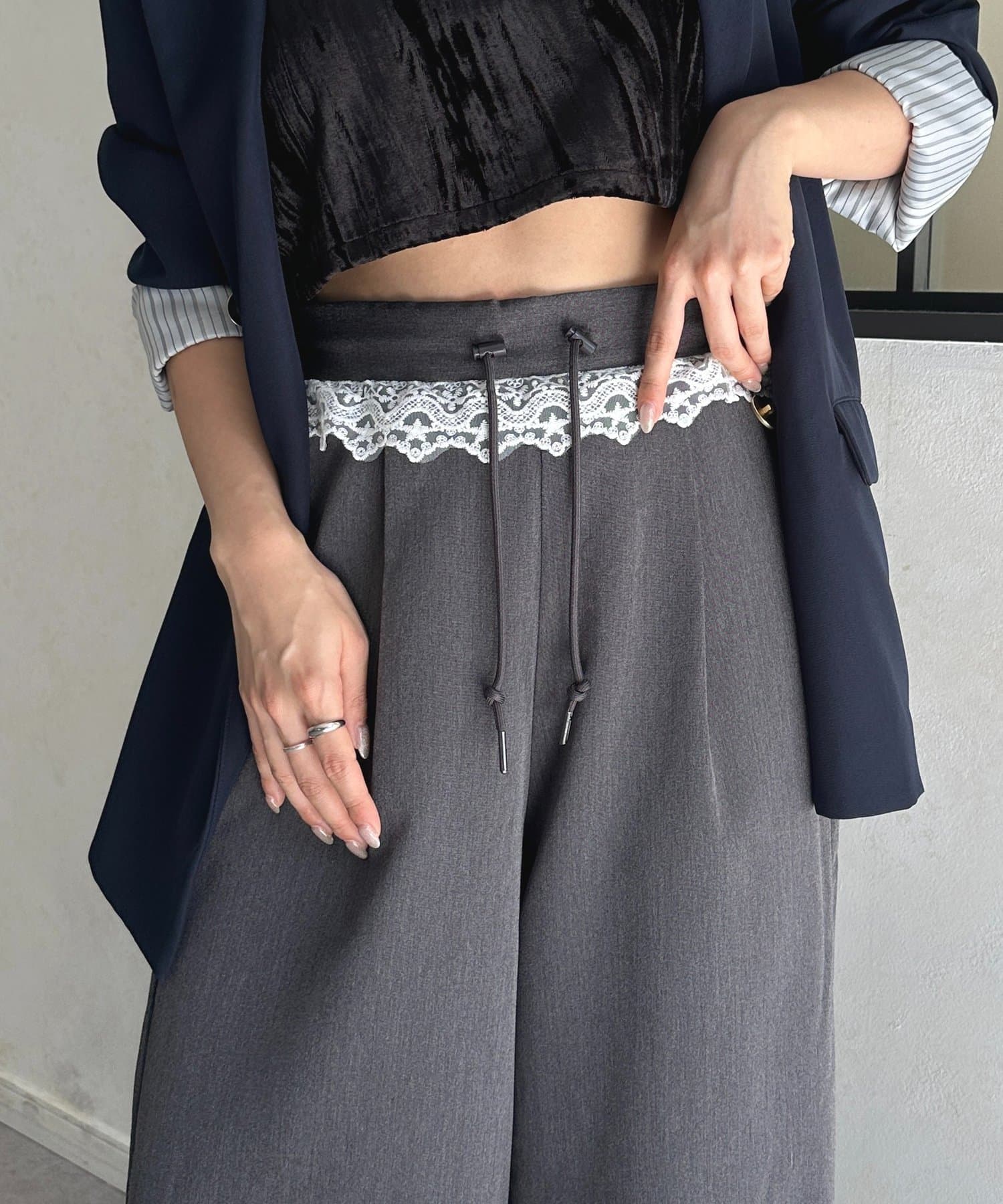Thevon.(ゼヴォン) ウエストレースタックパンツ