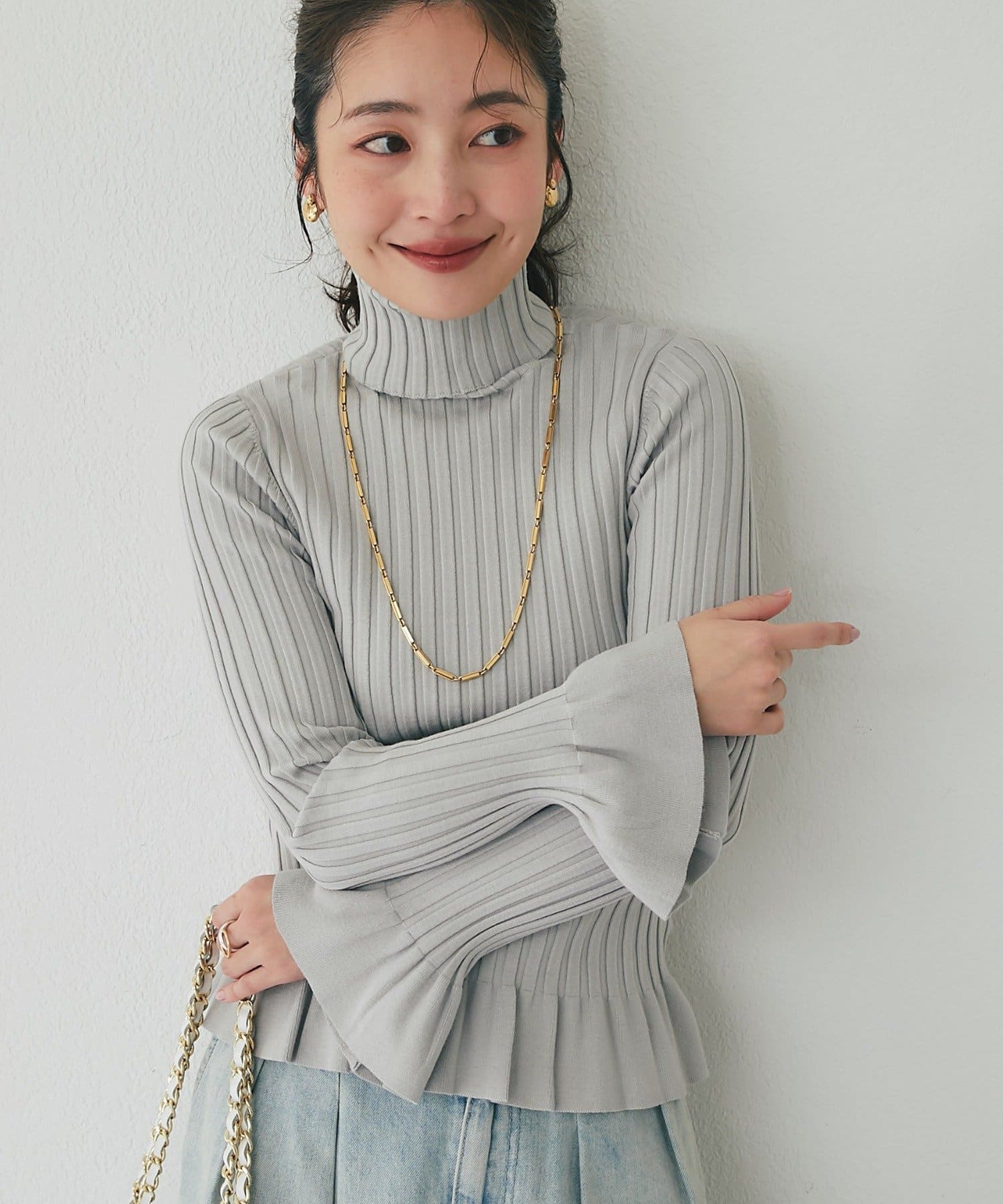 La boutique BonBon(ラブティックボンボン) フリルハイネックリブニット