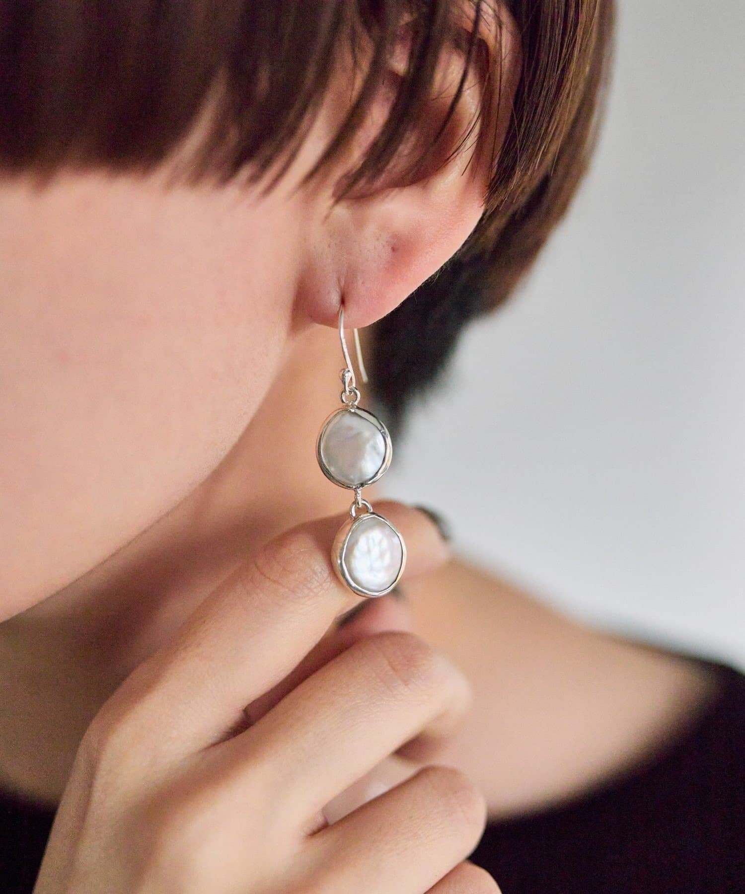 ear PAPILLONNER(イア パピヨネ) 《スターリングシルバー使用》ダブル平丸淡水パールピアス