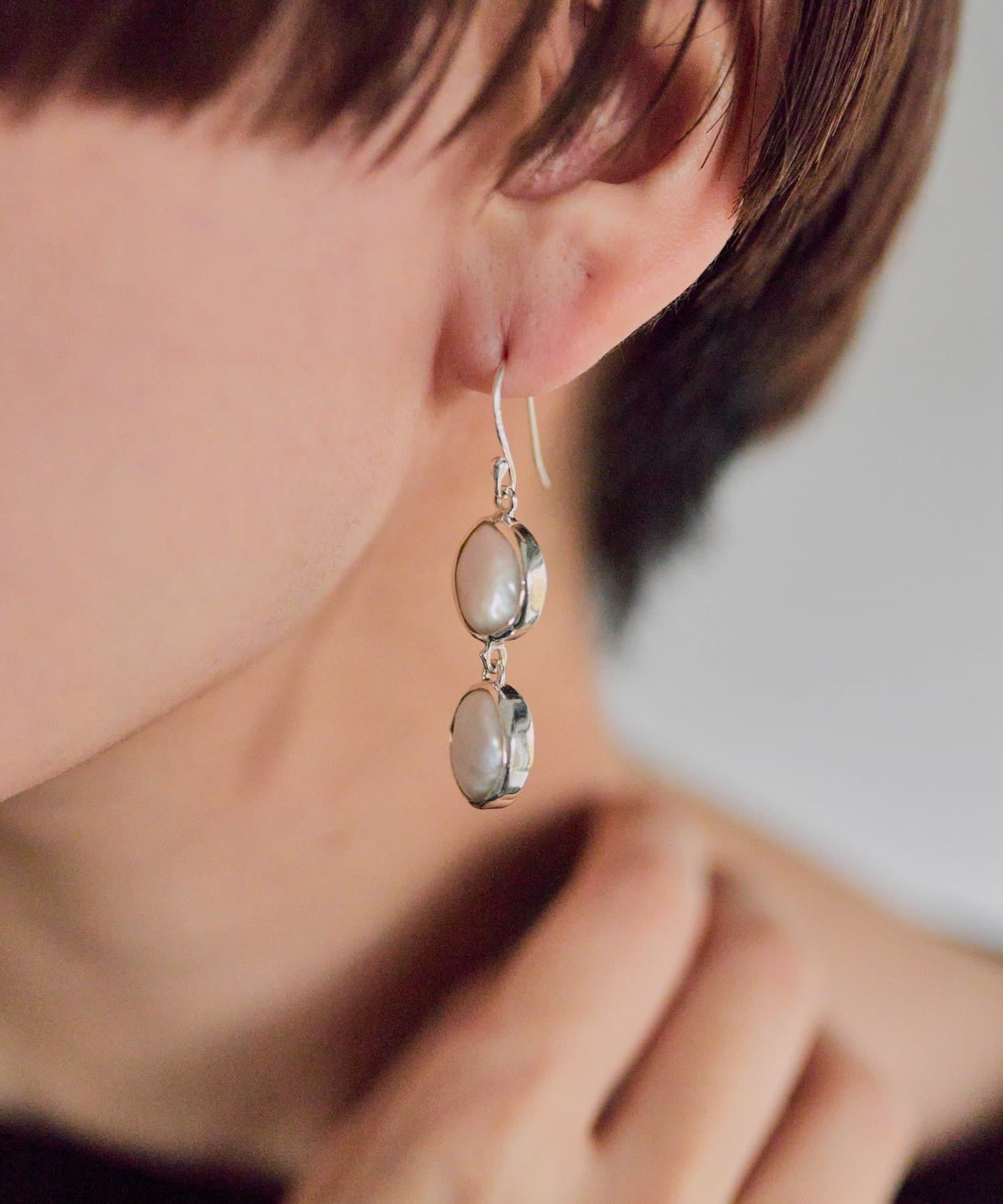 ear PAPILLONNER(イア パピヨネ) 《スターリングシルバー使用》ダブル平丸淡水パールピアス